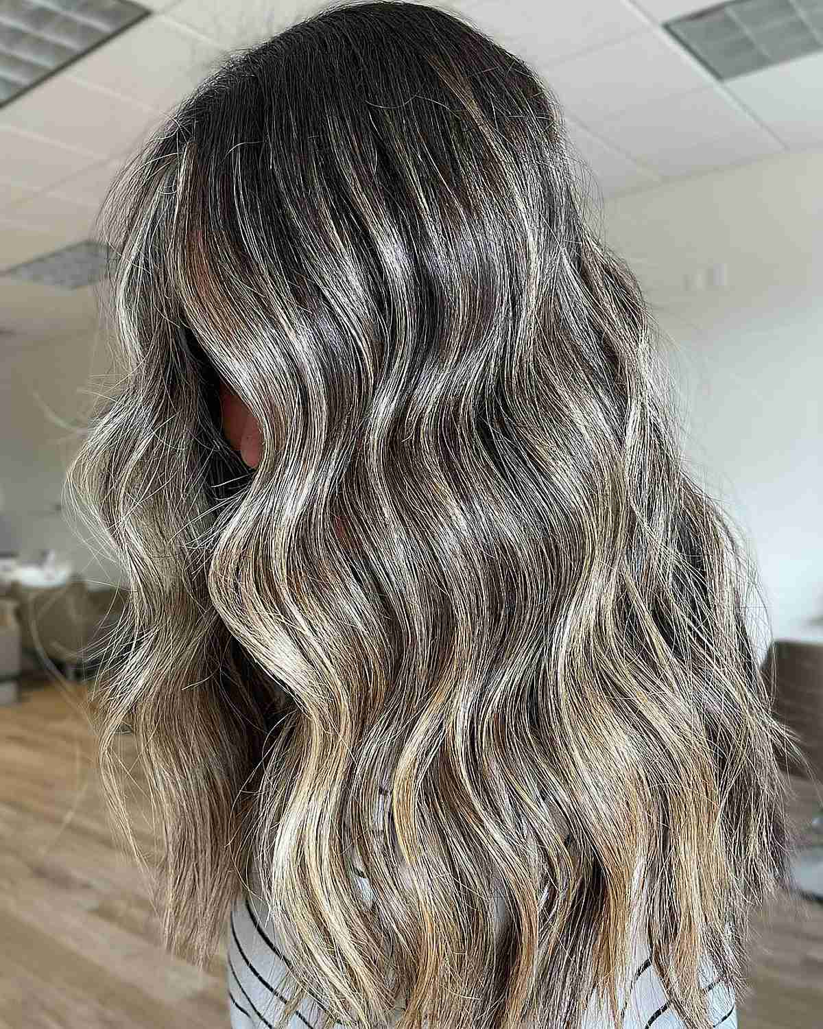 Balayage blond sur cheveux châtain foncé : 20+ transformations époustouflantes 