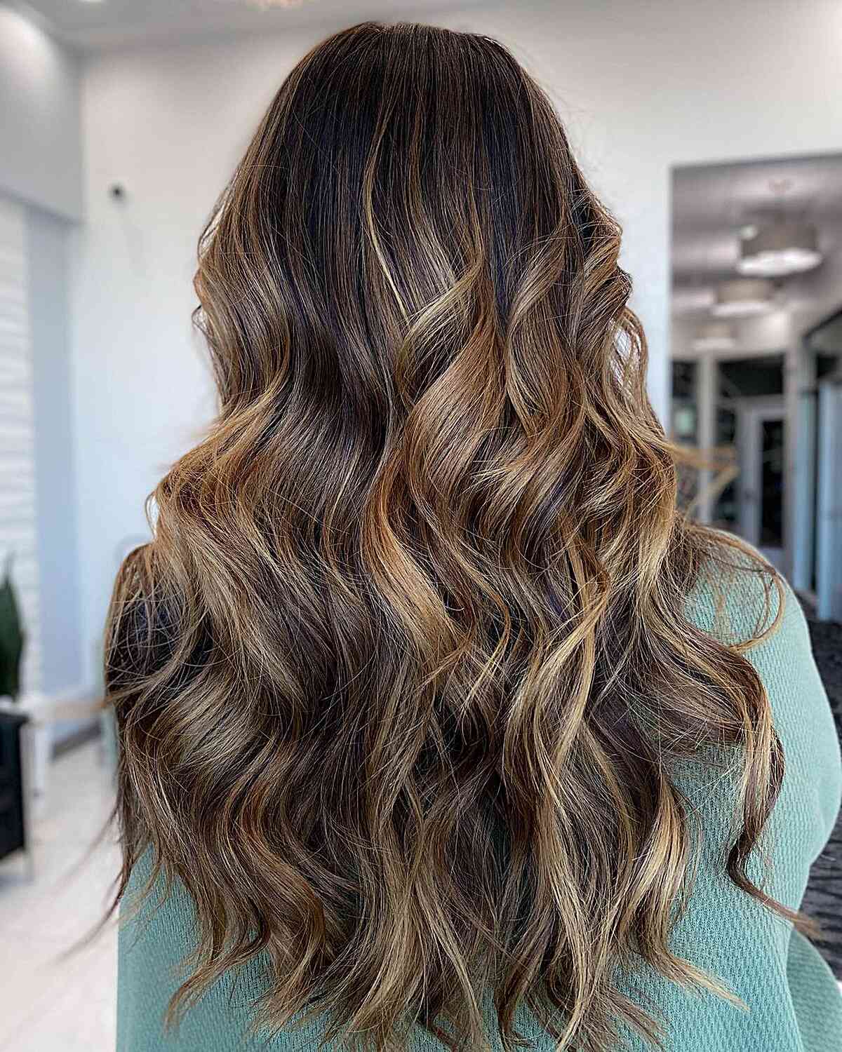Balayage blond sur cheveux châtain foncé : 20+ transformations époustouflantes 