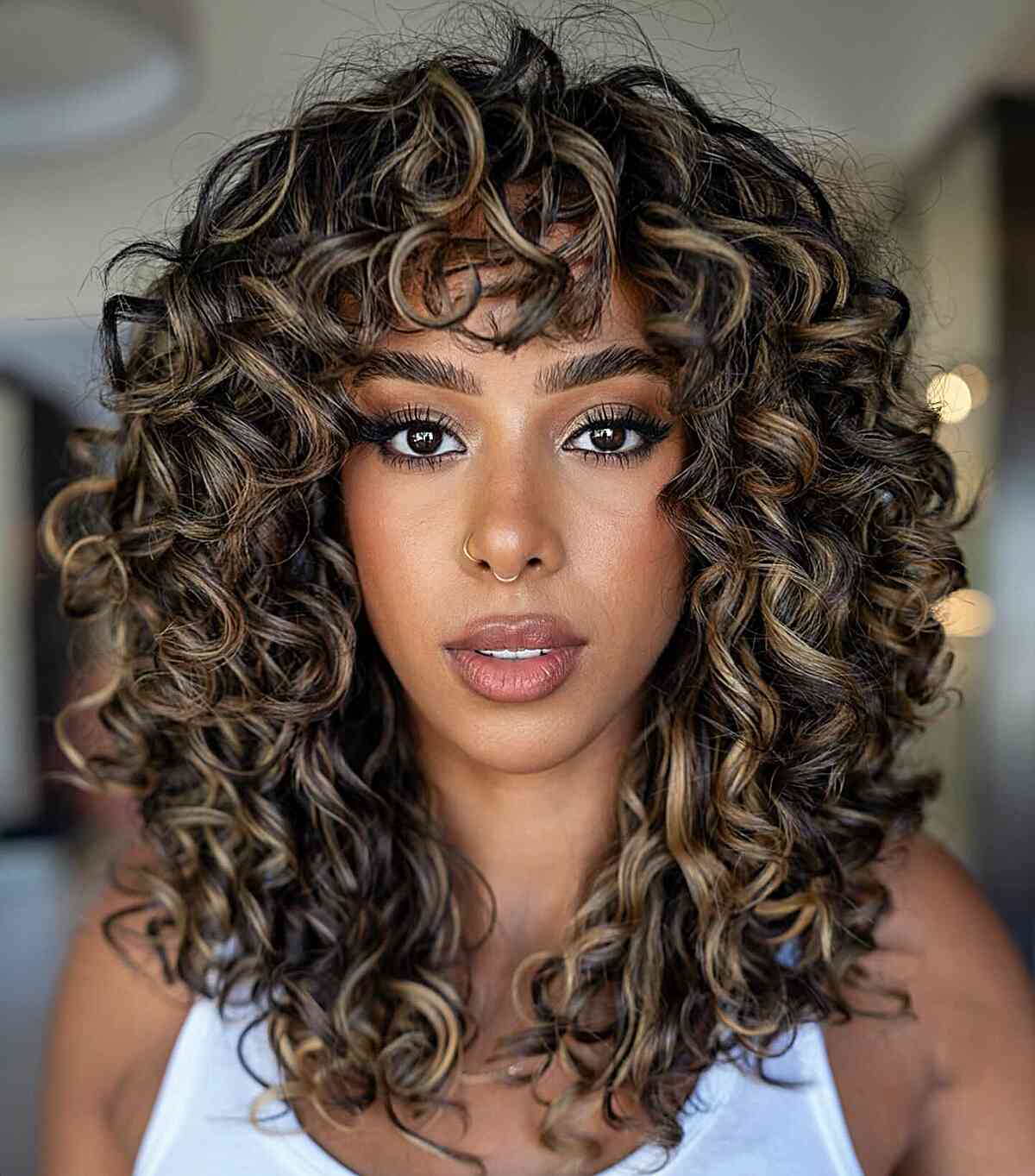 Balayage pour cheveux bouclés :guide et conseils du professionnel
