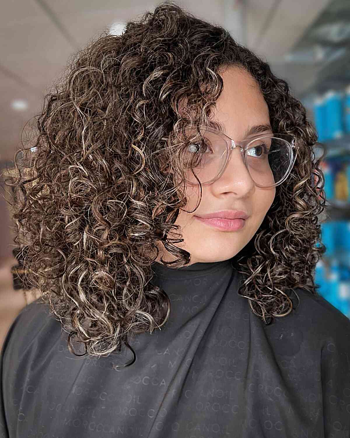 Balayage pour cheveux bouclés :guide et conseils du professionnel