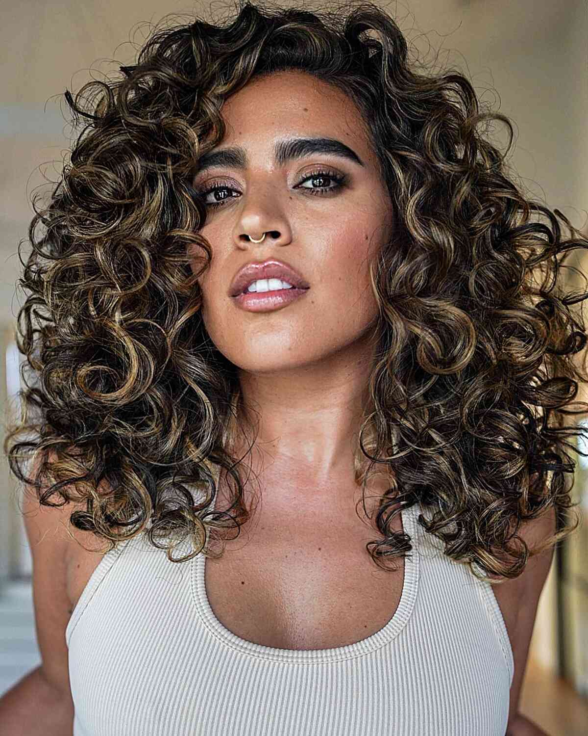 Balayage pour cheveux bouclés :guide et conseils du professionnel