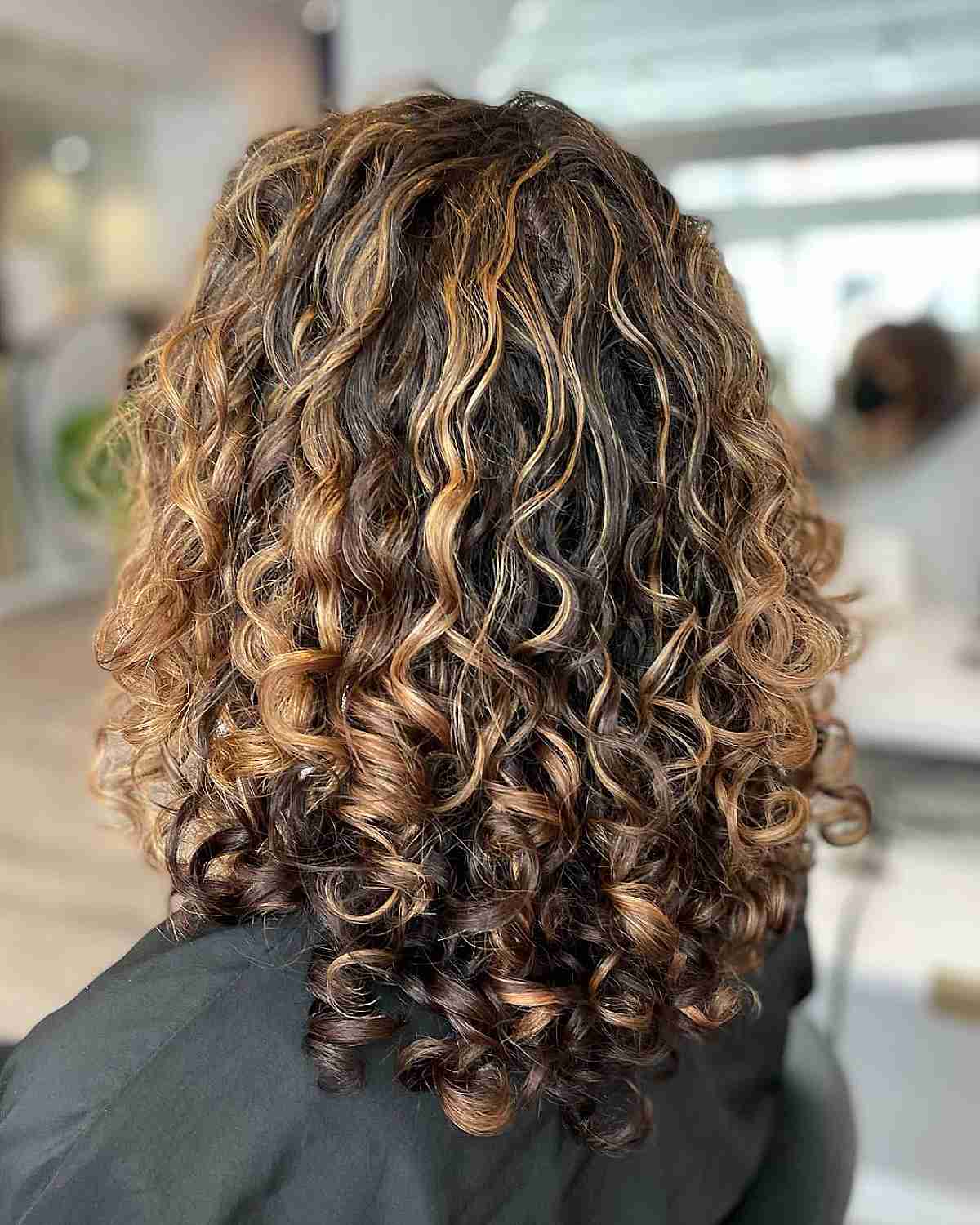 Balayage pour cheveux bouclés :guide et conseils du professionnel