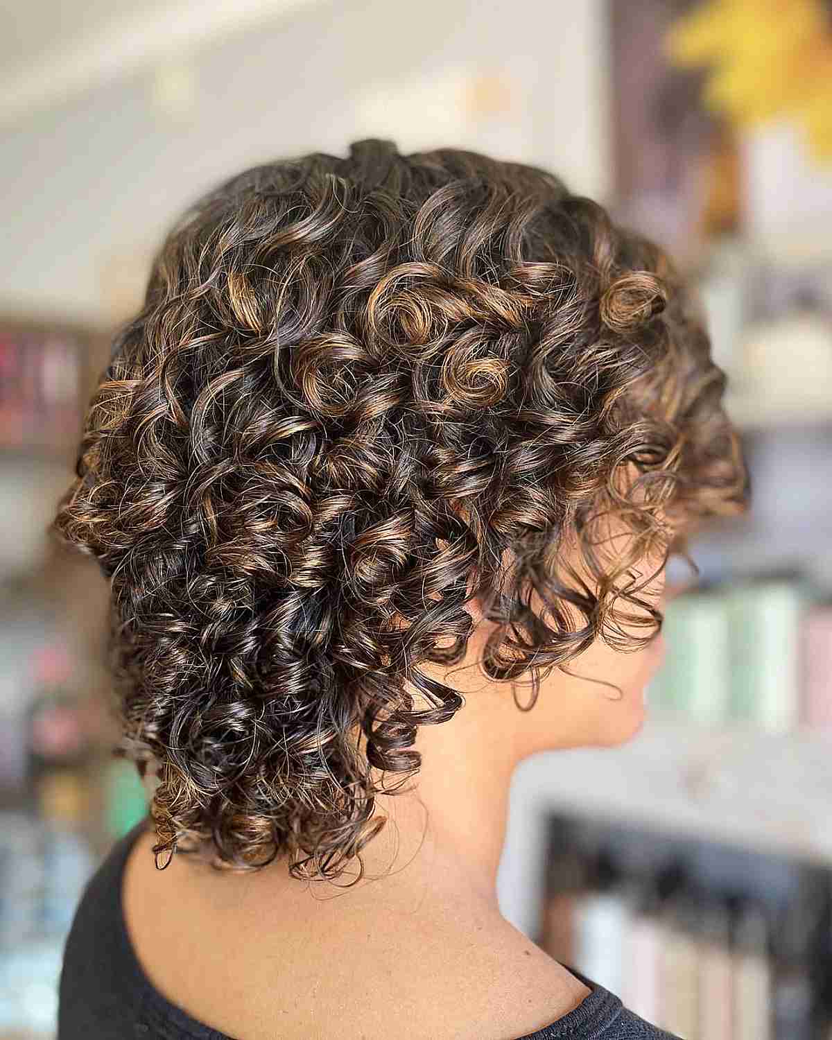 Balayage pour cheveux bouclés :guide et conseils du professionnel