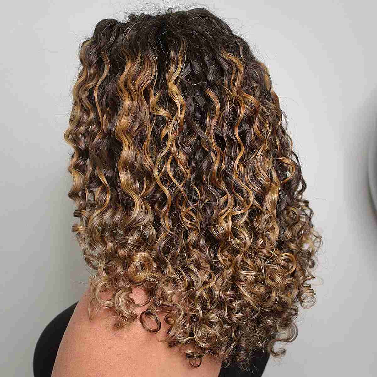 Balayage pour cheveux bouclés :guide et conseils du professionnel
