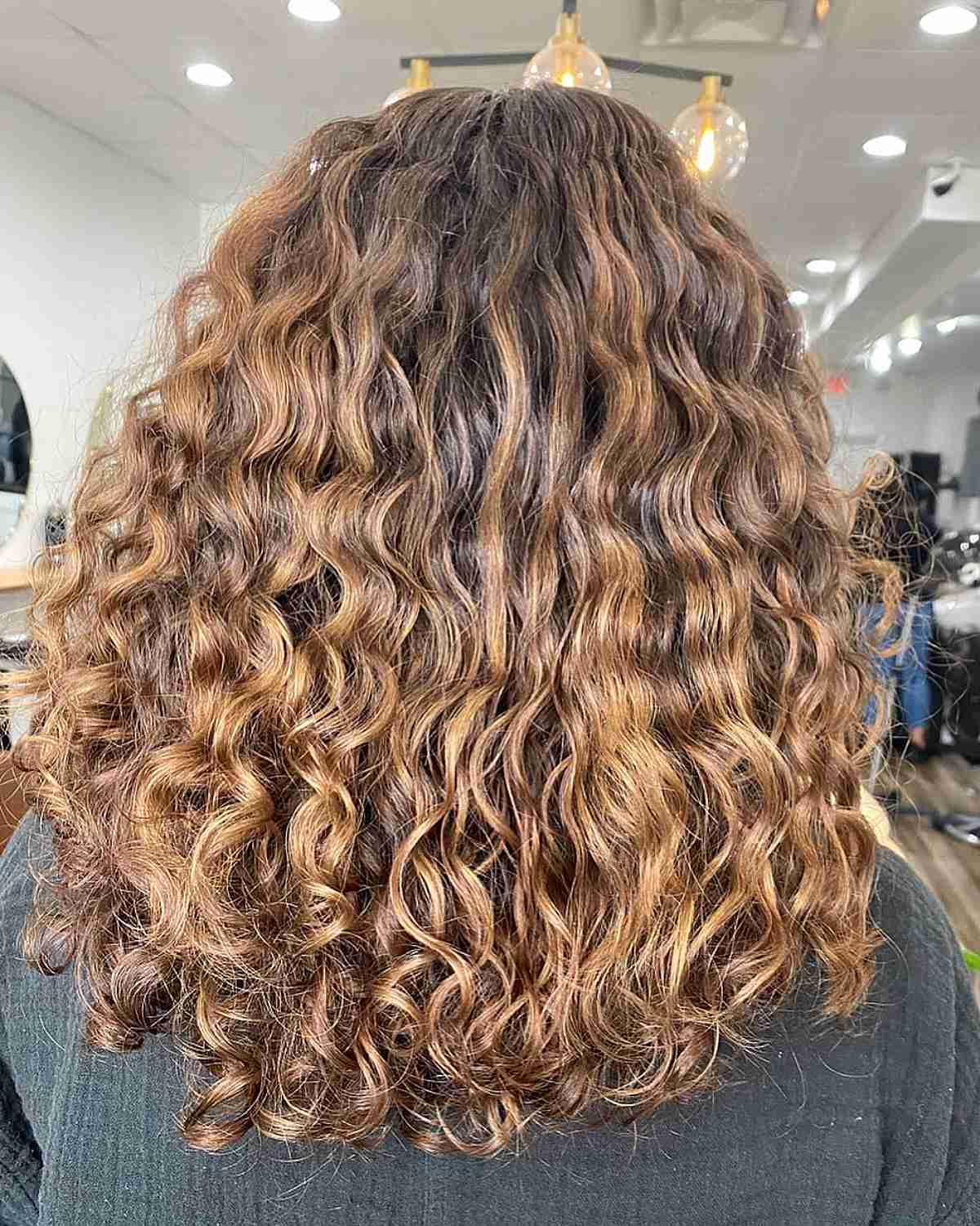 Balayage pour cheveux bouclés :guide et conseils du professionnel