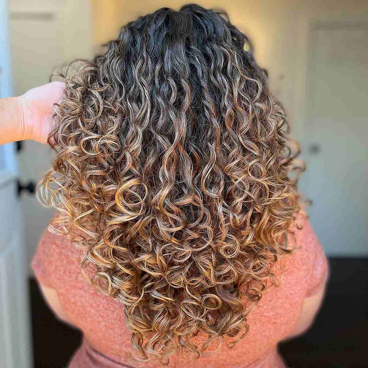 Balayage pour cheveux bouclés :guide et conseils du professionnel