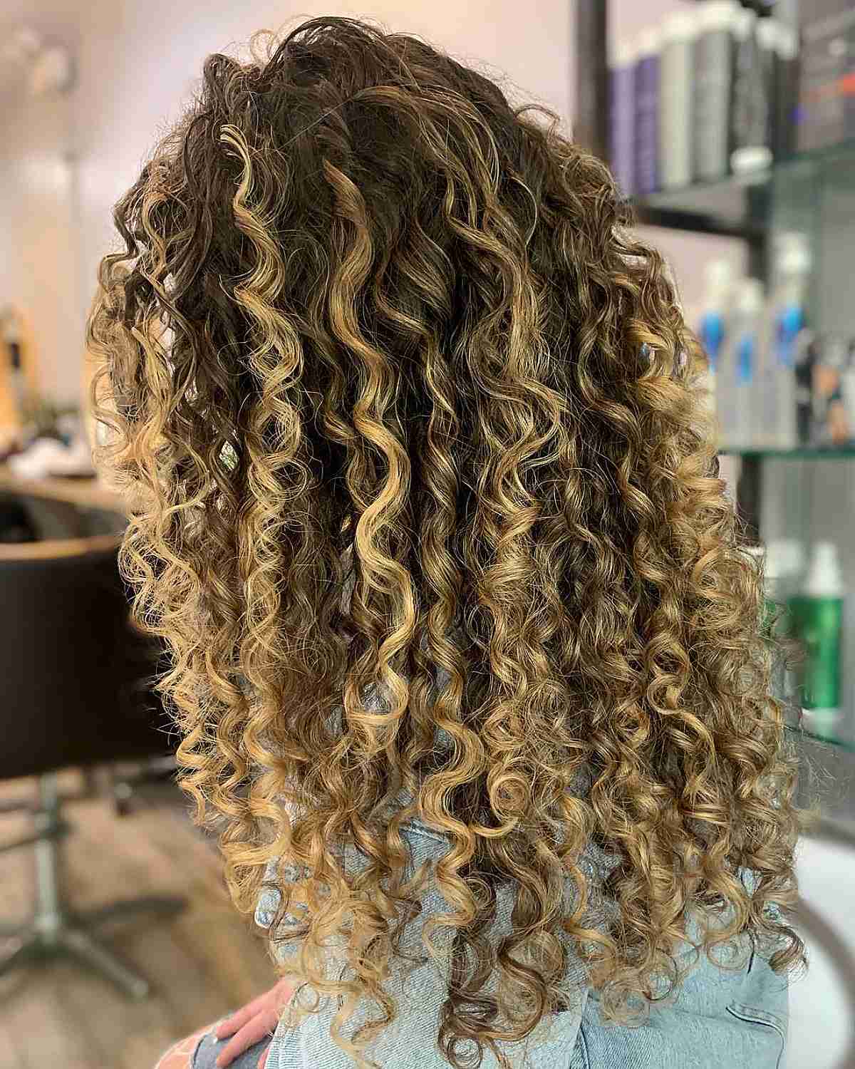 Balayage pour cheveux bouclés :guide et conseils du professionnel