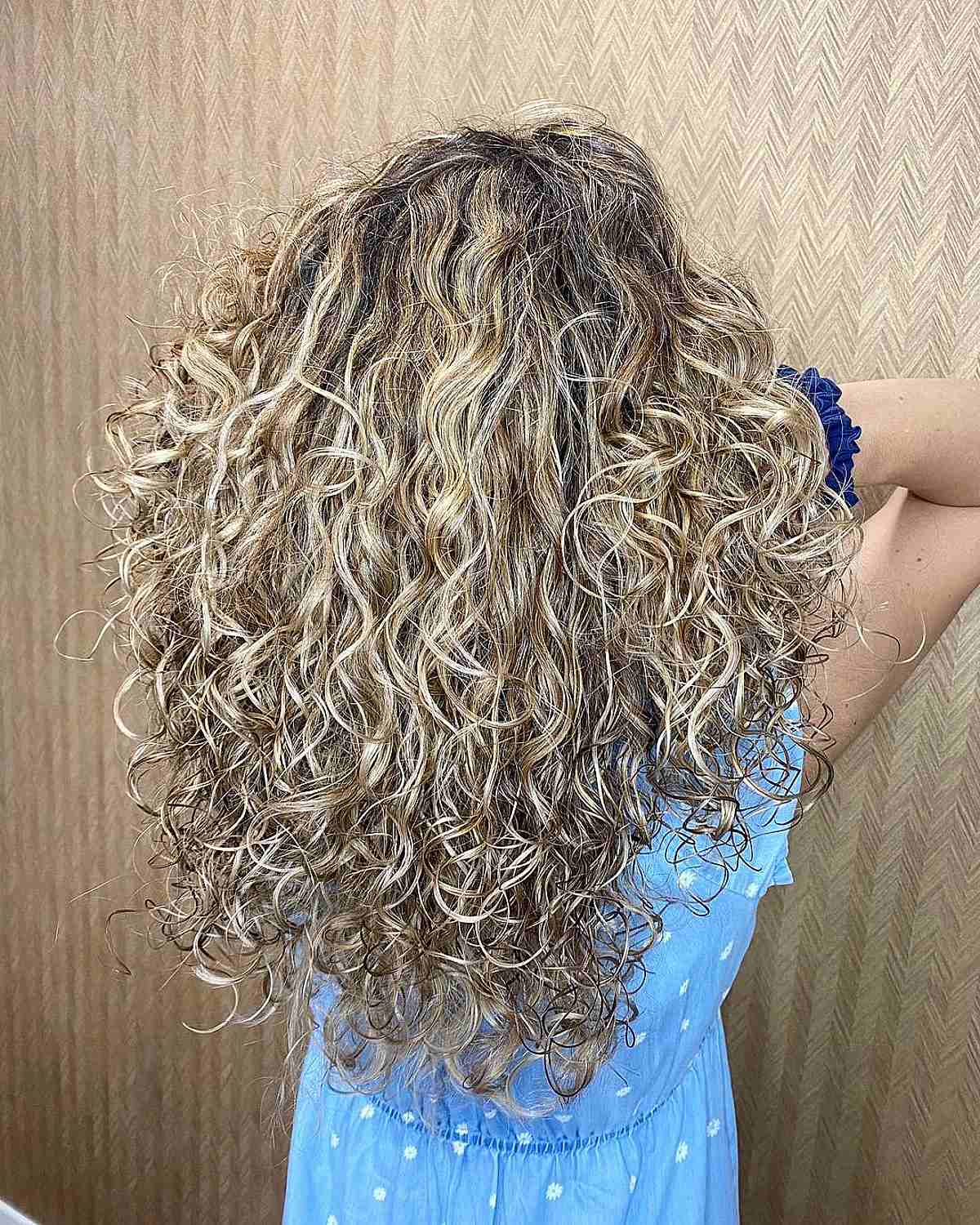 Balayage pour cheveux bouclés :guide et conseils du professionnel
