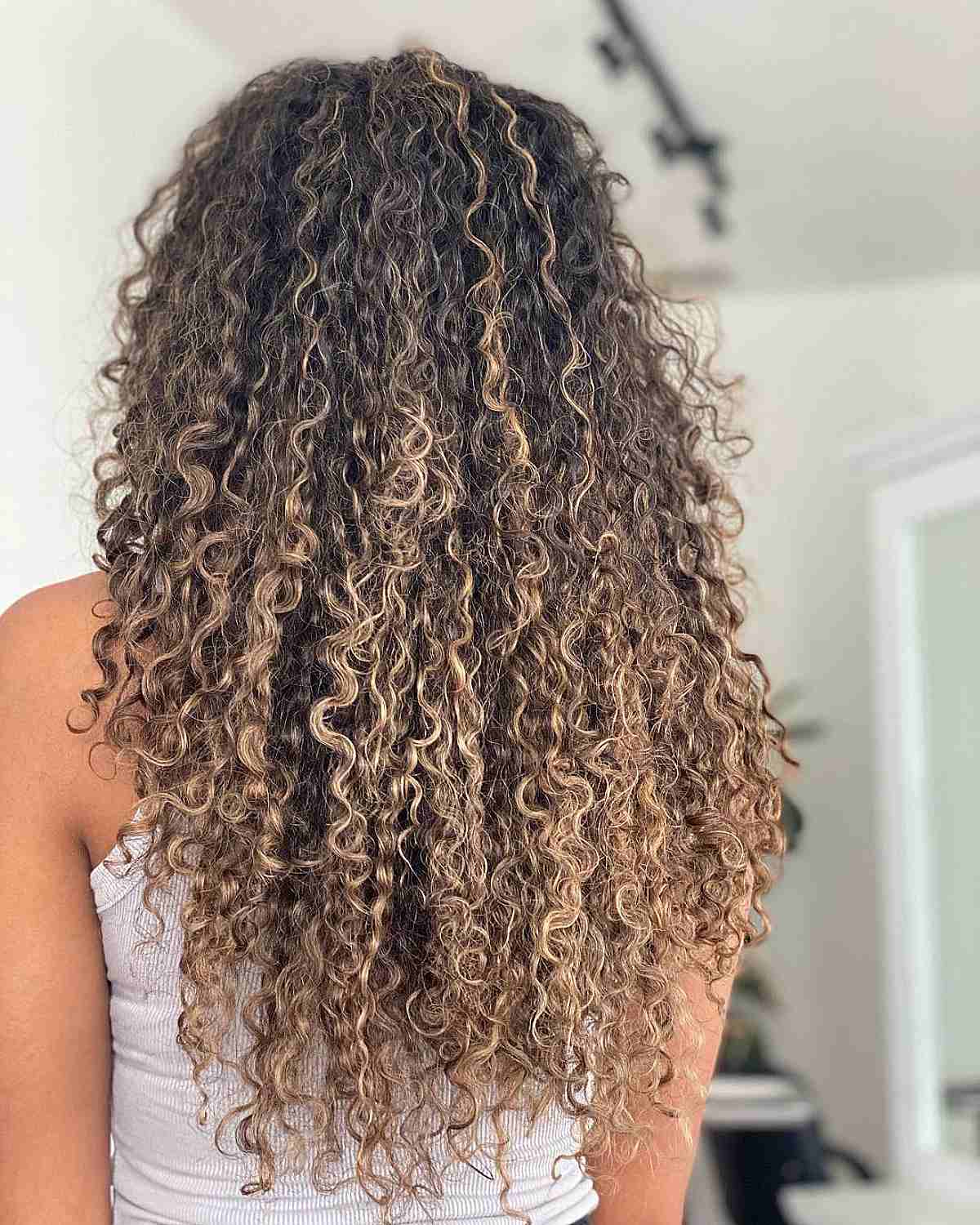 Balayage pour cheveux bouclés :guide et conseils du professionnel