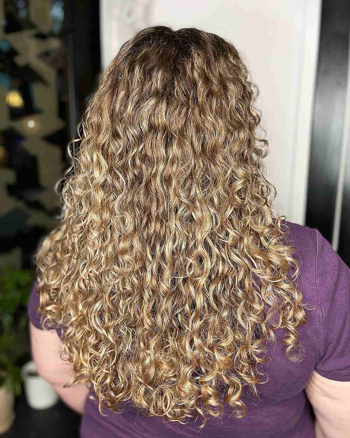 Balayage pour cheveux bouclés :guide et conseils du professionnel