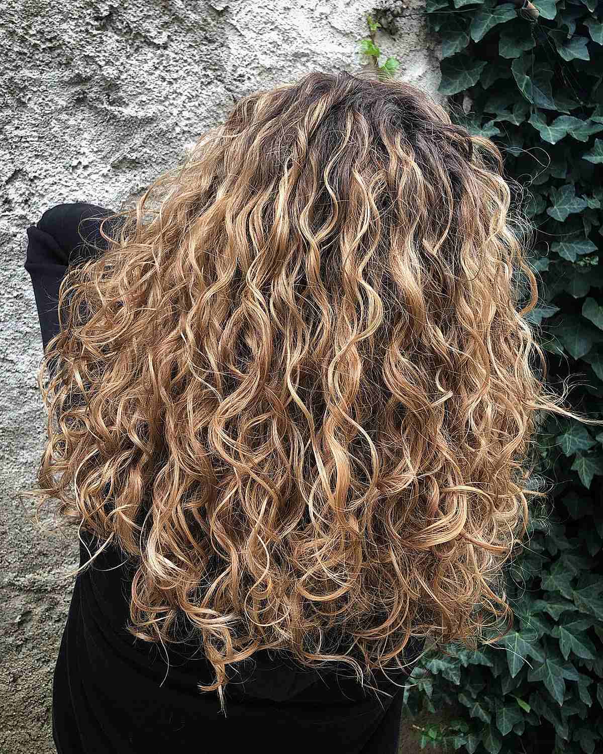 Balayage pour cheveux bouclés :guide et conseils du professionnel