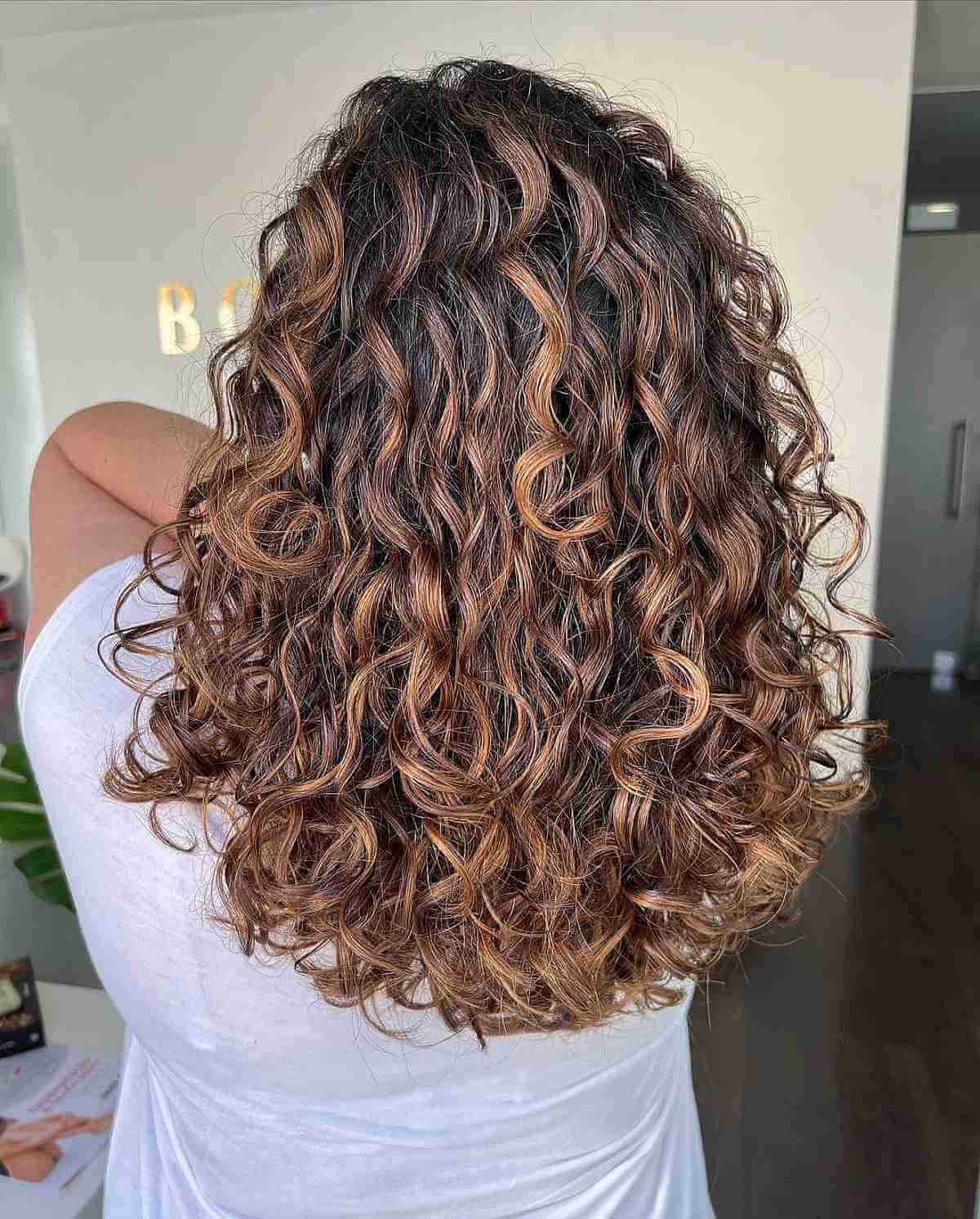 Balayage pour cheveux bouclés :guide et conseils du professionnel