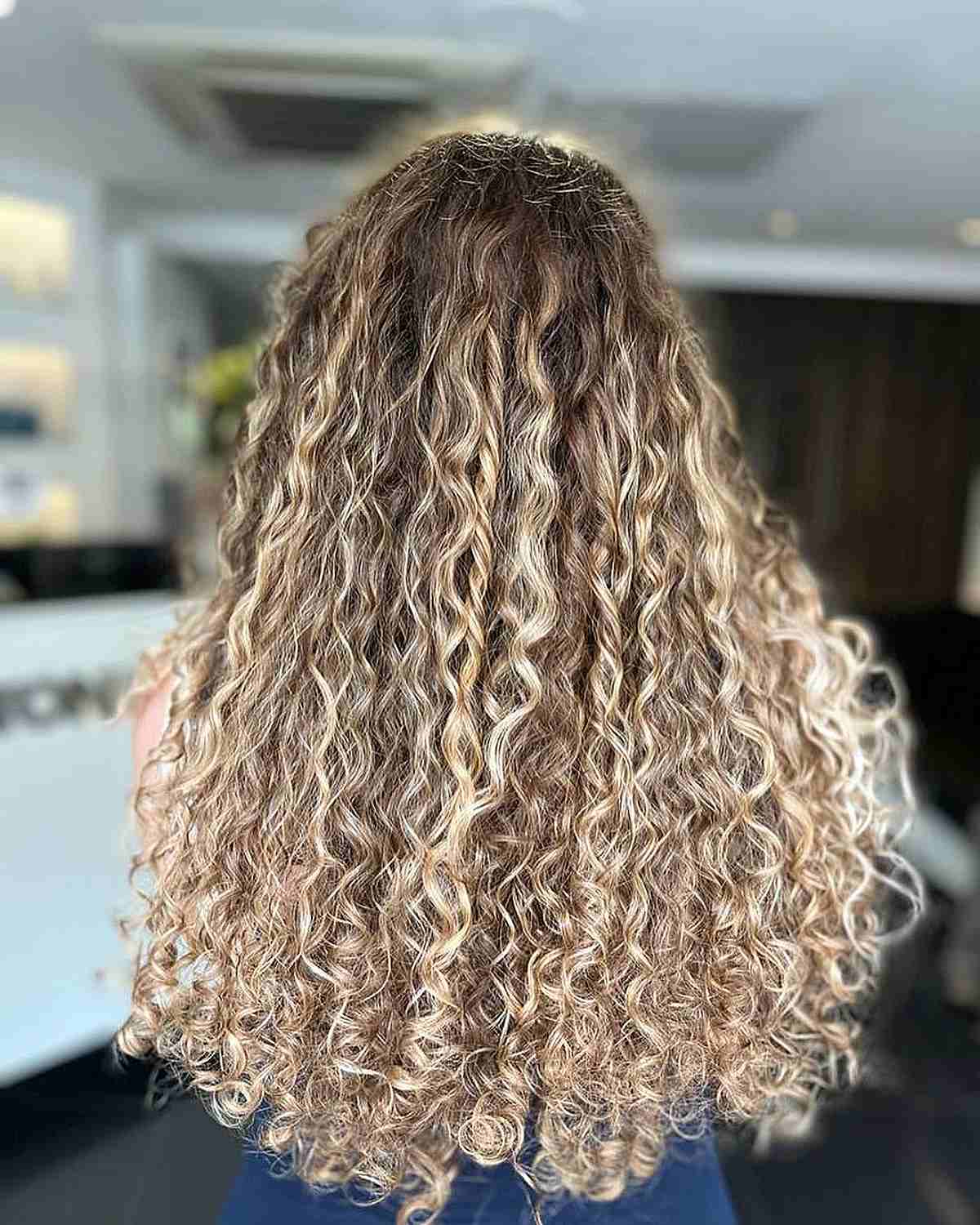 Balayage pour cheveux bouclés :guide et conseils du professionnel