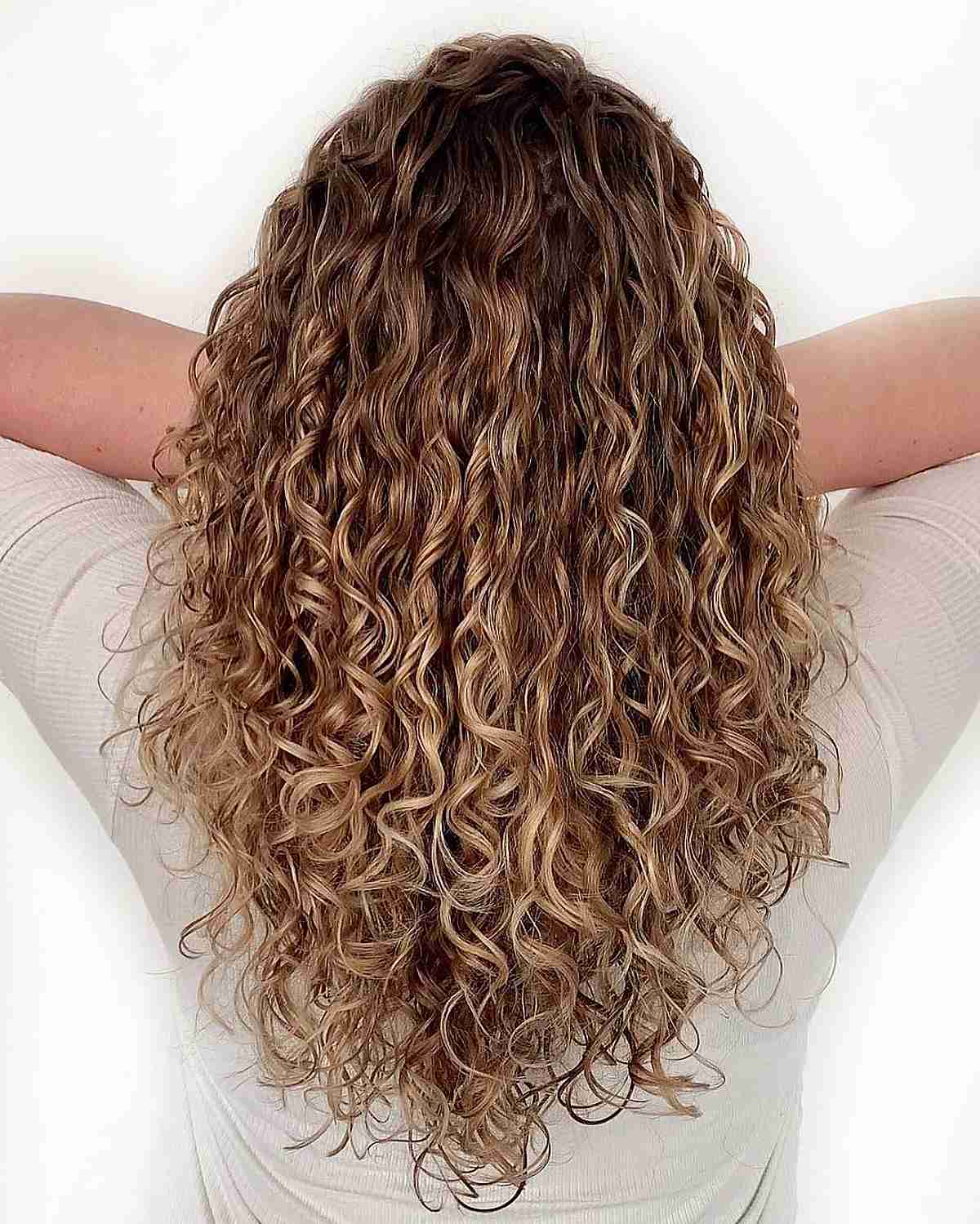 Balayage pour cheveux bouclés :guide et conseils du professionnel