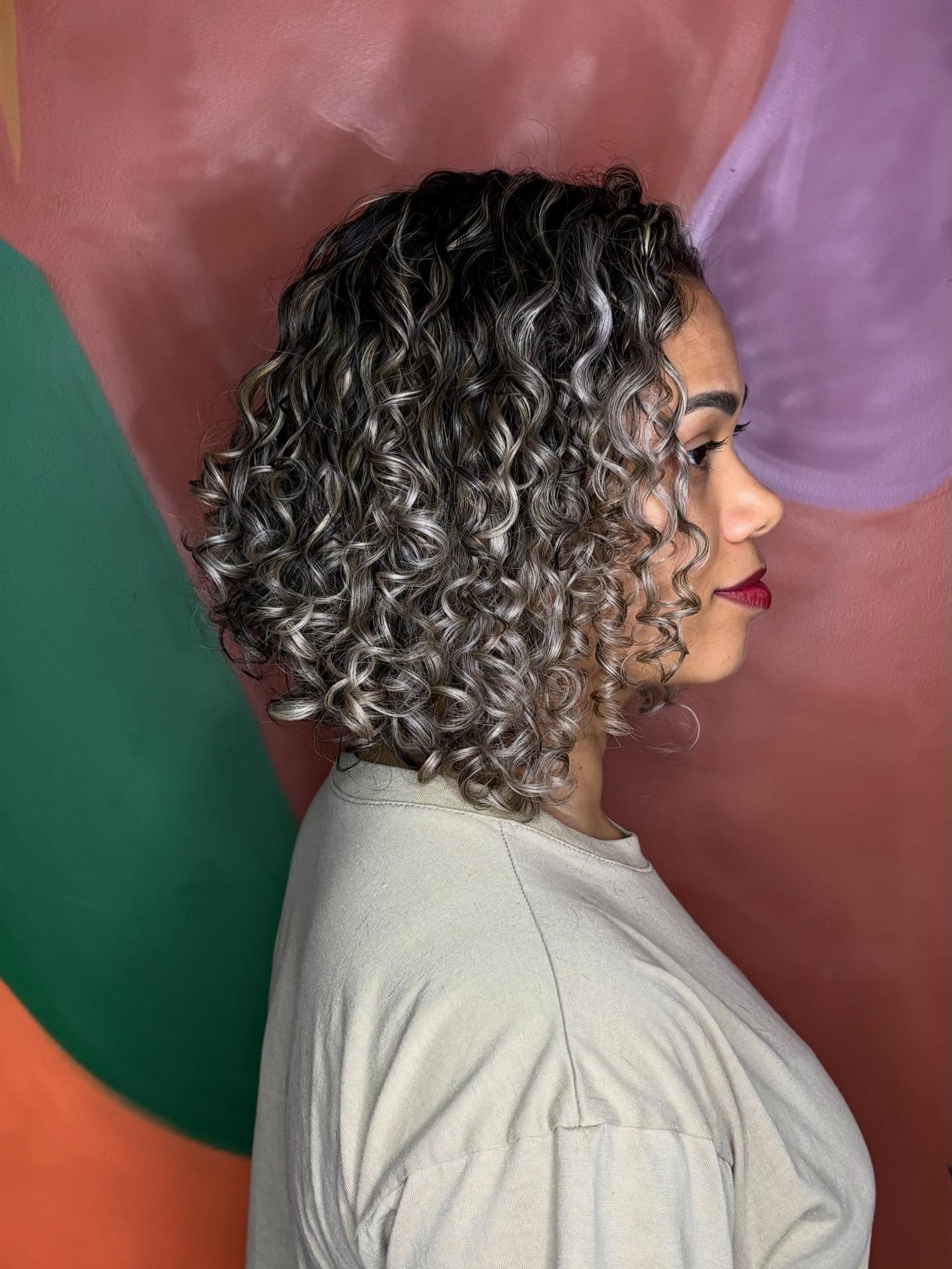Meilleures coiffures courtes et bouclées pour les femmes de plus de 30 ans | Conseils d experts