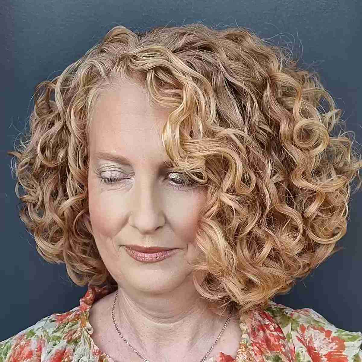 Meilleures coiffures bouclées pour les femmes de plus de 60 ans :28 looks élégants et faciles 