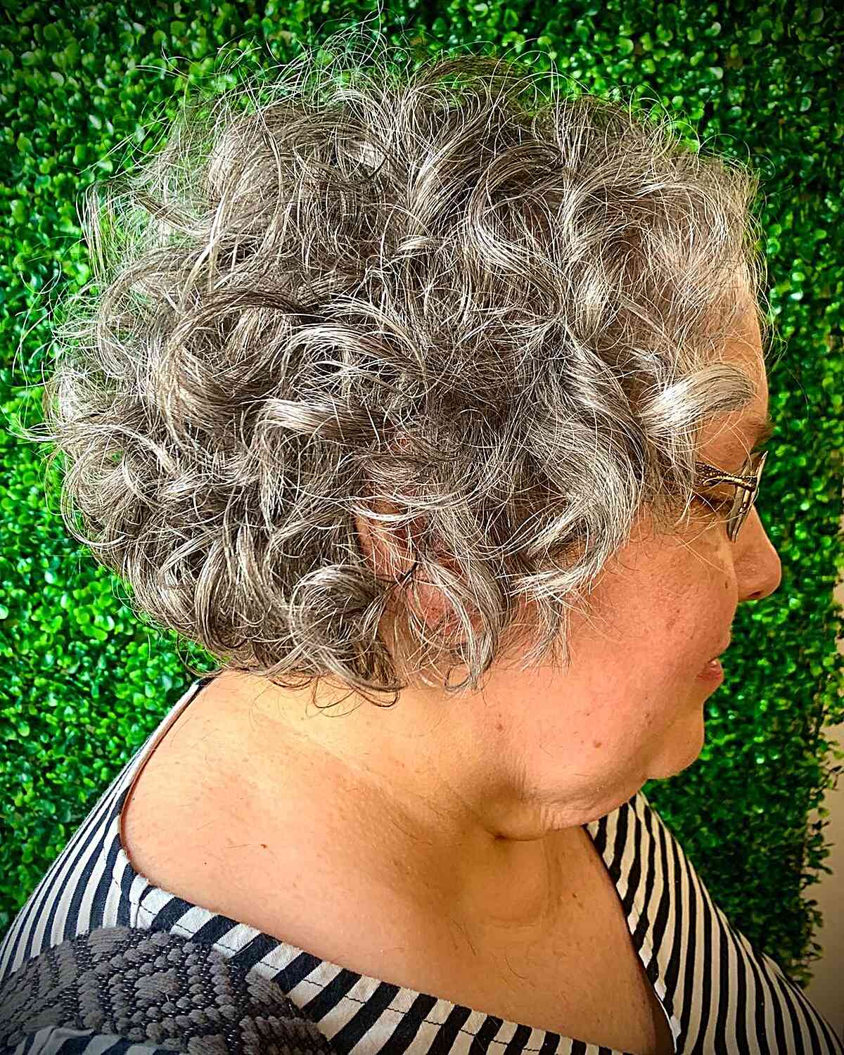 Meilleures coiffures bouclées pour les femmes de plus de 60 ans :28 looks élégants et faciles 