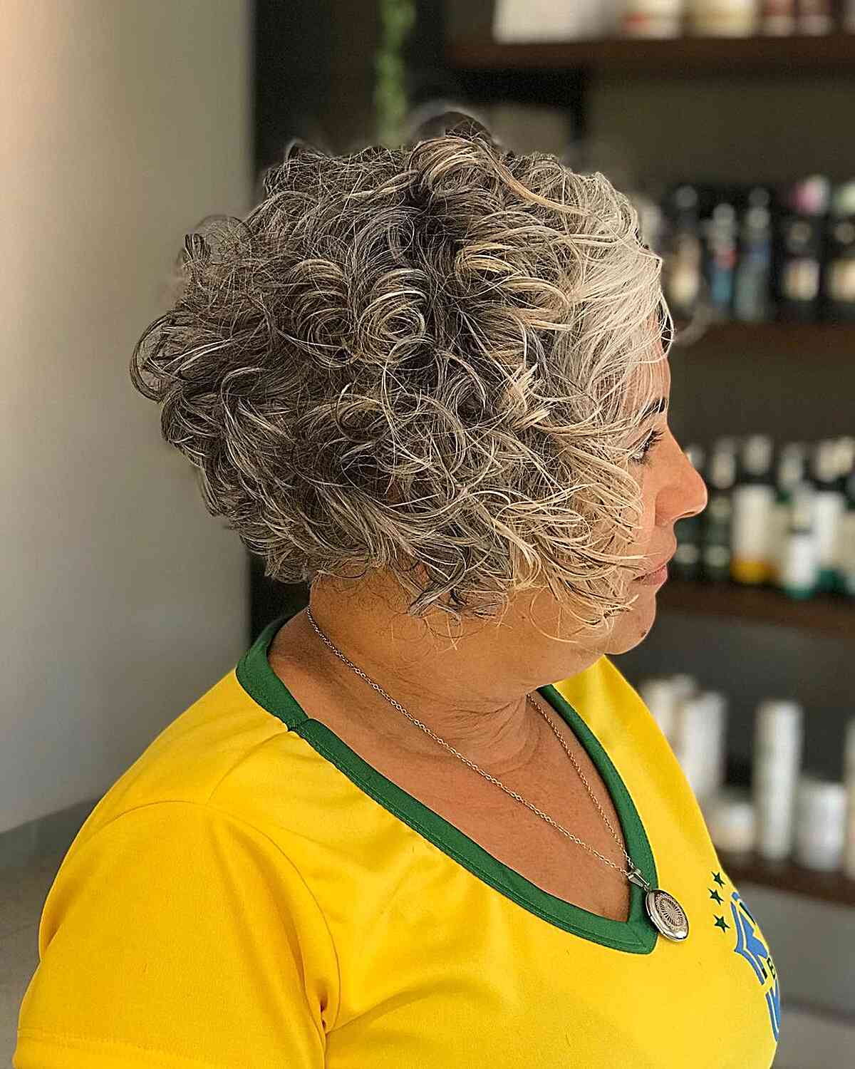Meilleures coiffures bouclées pour les femmes de plus de 60 ans :28 looks élégants et faciles 