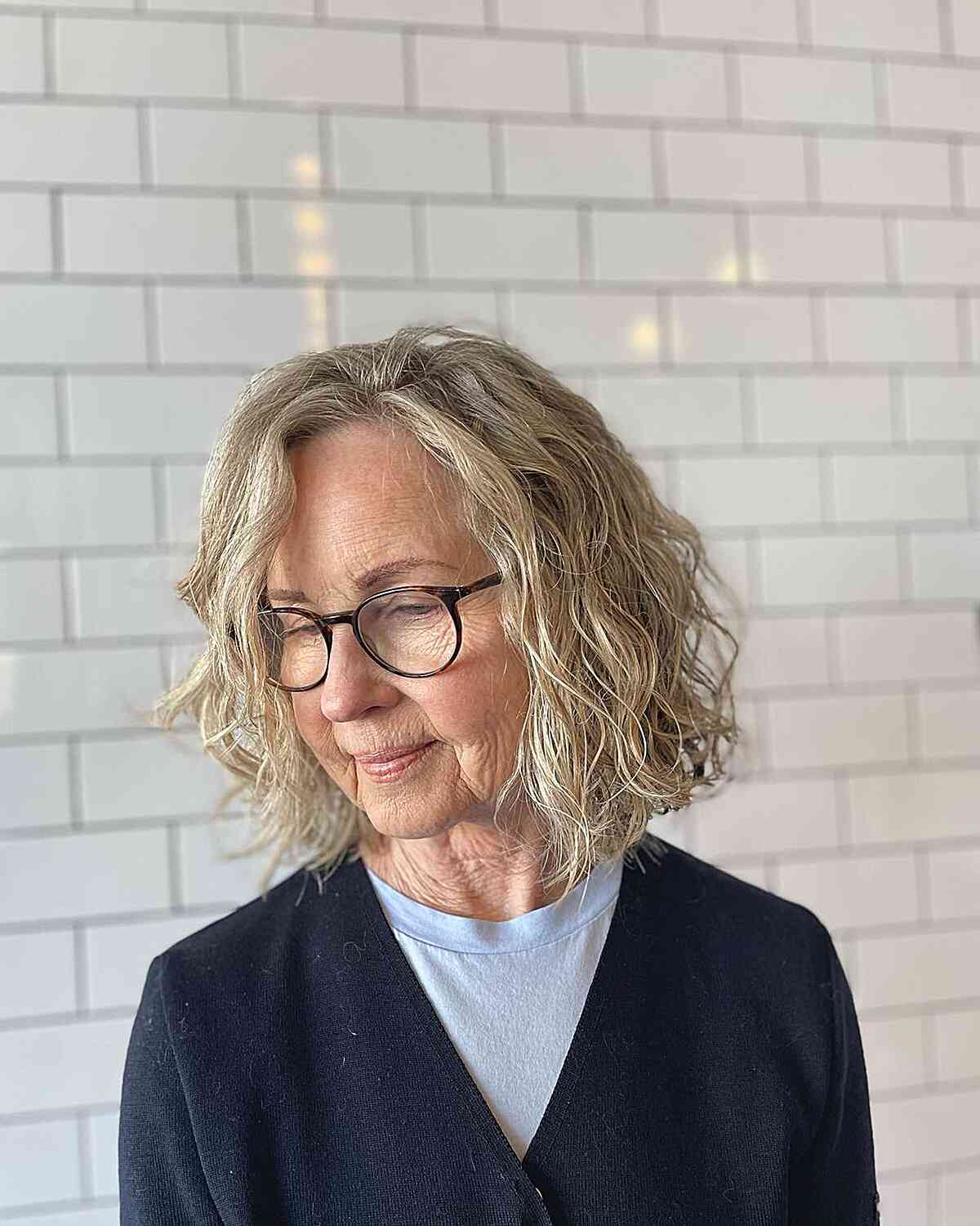 Meilleures coiffures bouclées pour les femmes de plus de 60 ans :28 looks élégants et faciles 