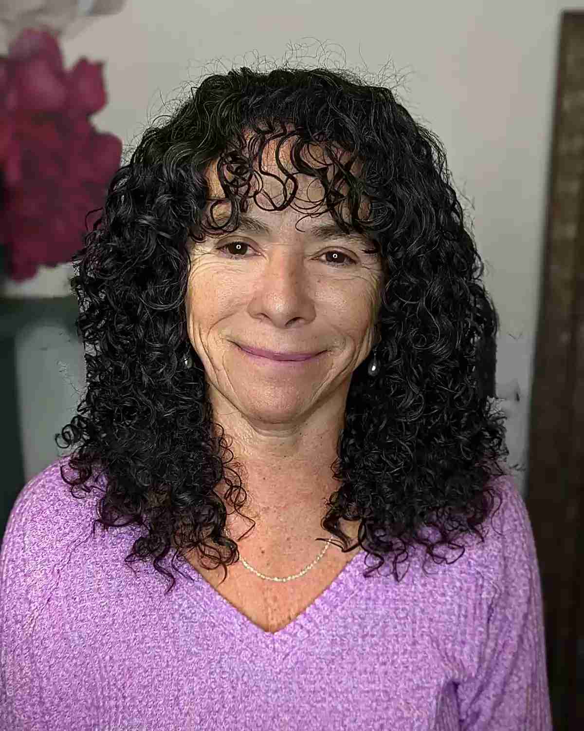 Meilleures coiffures bouclées pour les femmes de plus de 60 ans :28 looks élégants et faciles 