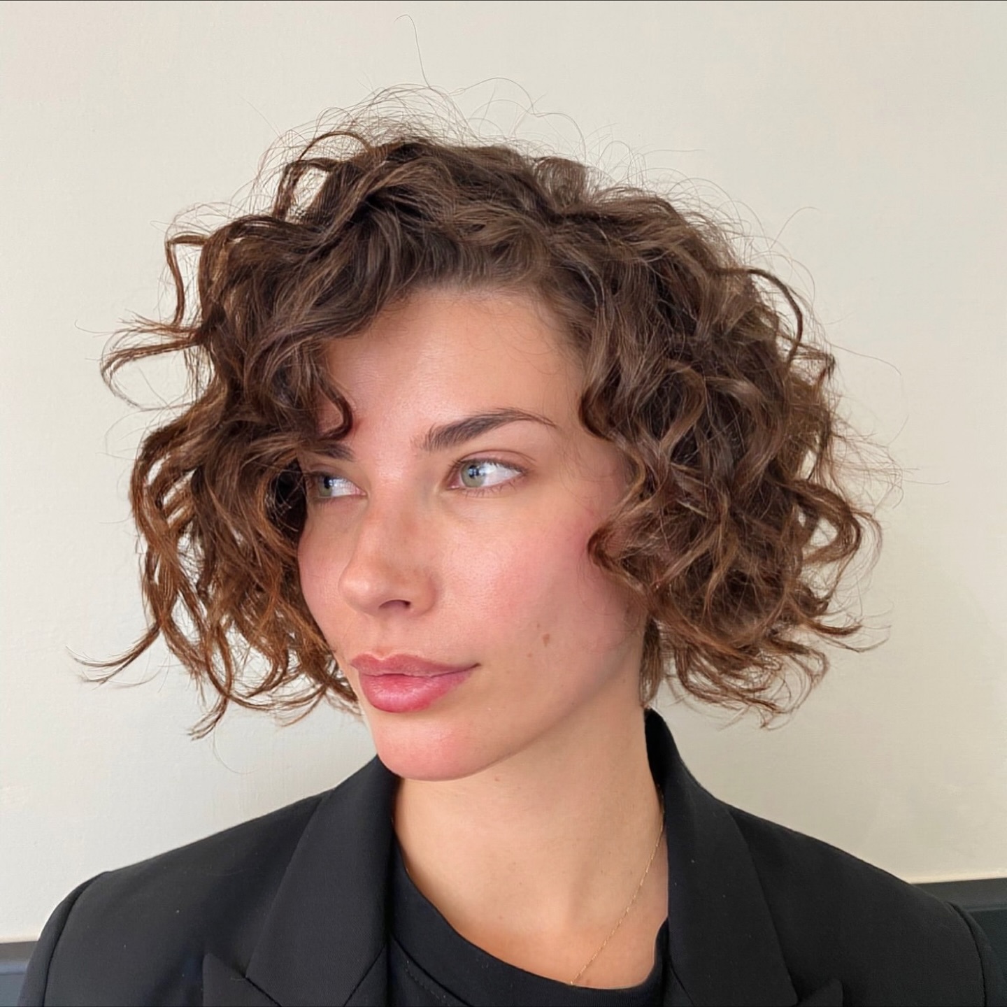 Bob bouclé à la mâchoire :50 looks époustouflants et conseils de style 