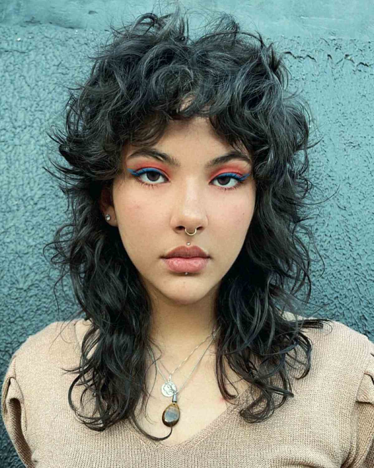 Coupe loup pour cheveux bouclés :style, couches et conseils d experts 