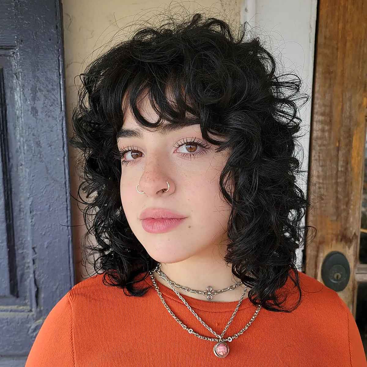 Coupe loup pour cheveux bouclés :style, couches et conseils d experts 