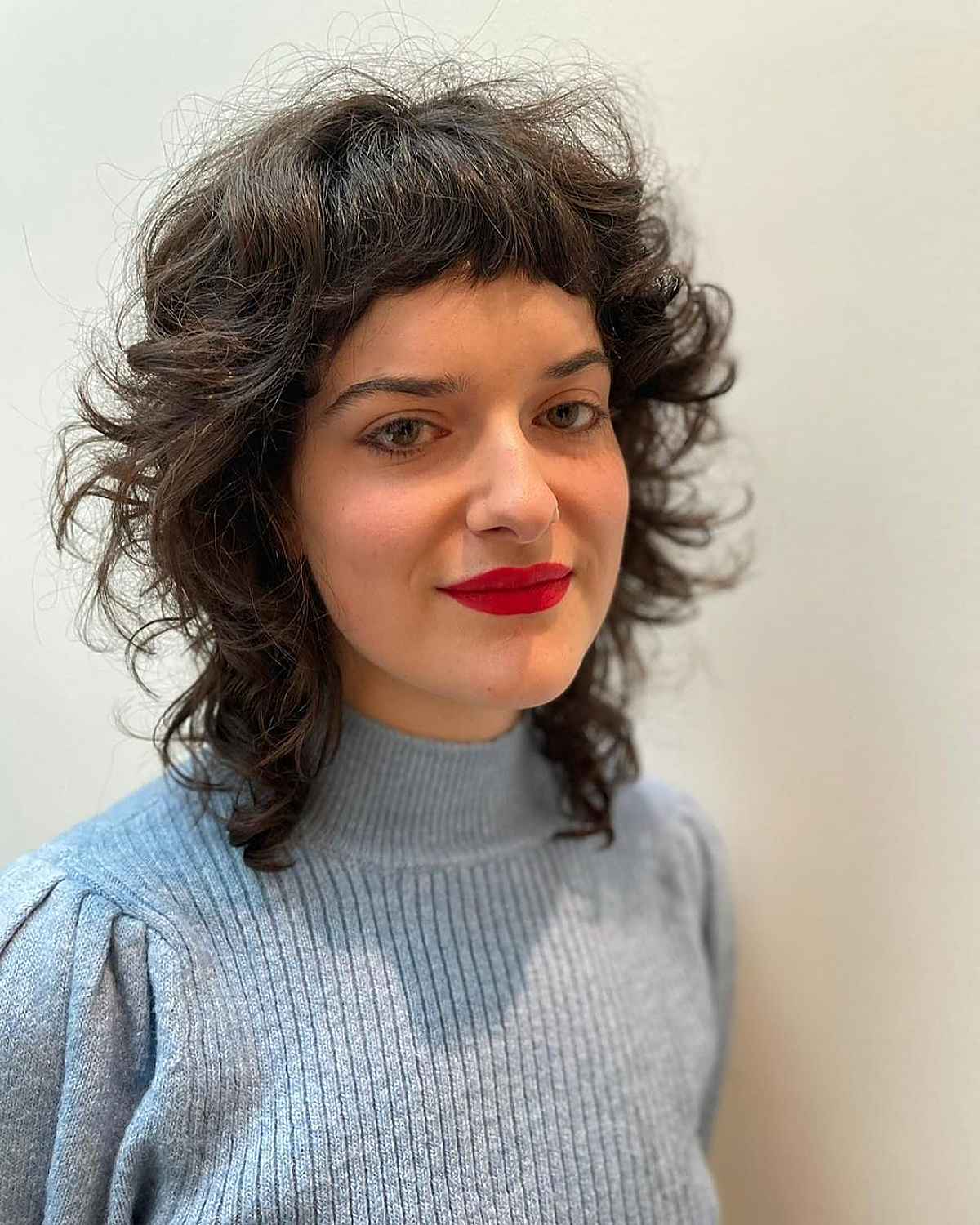 Coupe loup pour cheveux bouclés :style, couches et conseils d experts 
