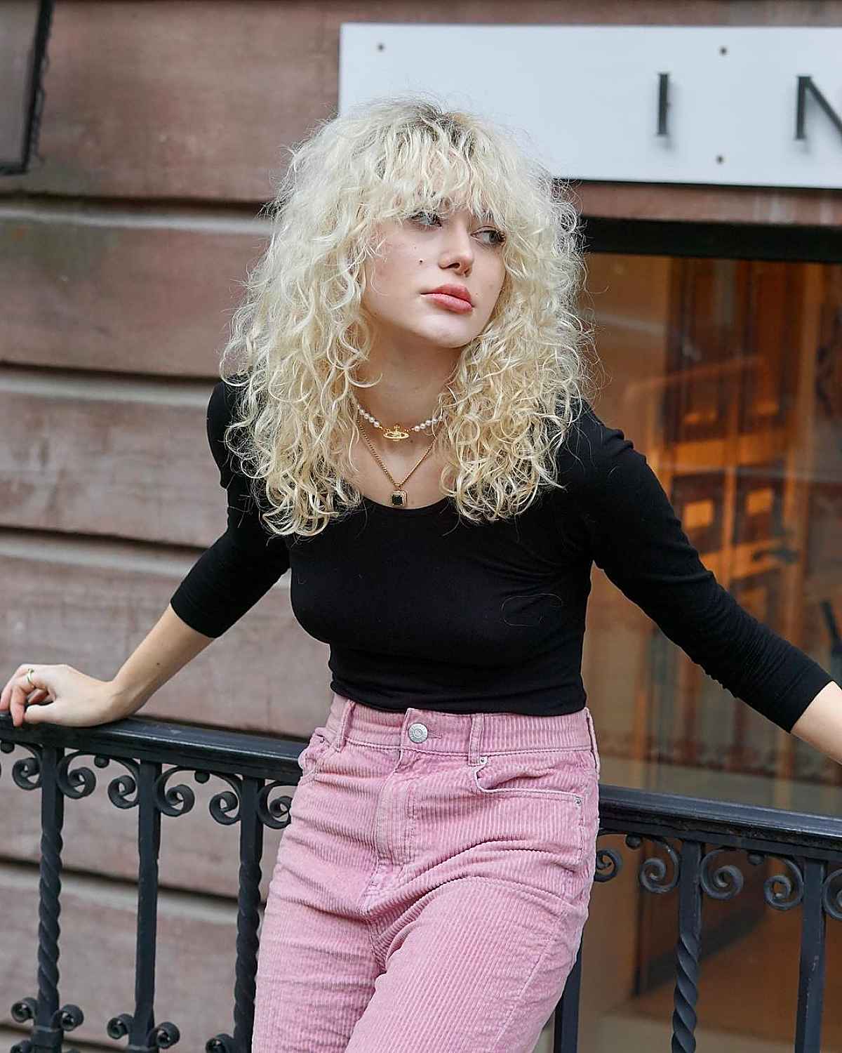Coupe loup pour cheveux bouclés :style, couches et conseils d experts 