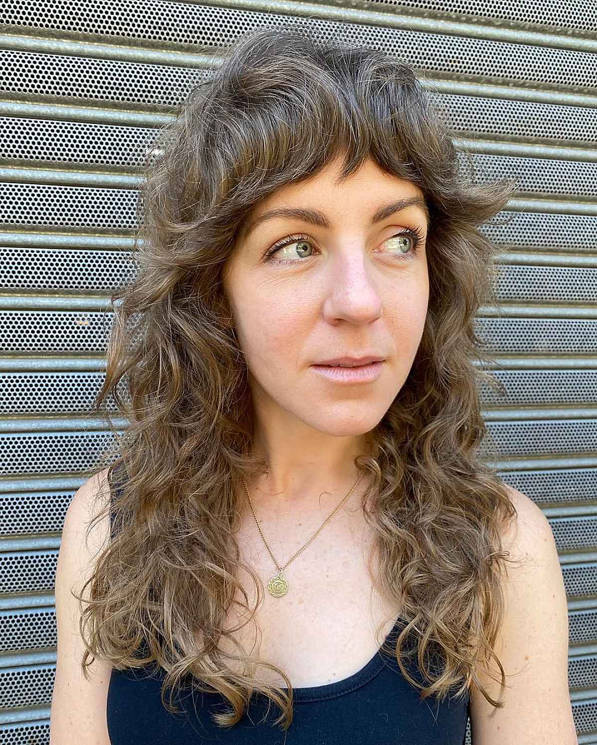 Coupe loup pour cheveux bouclés :style, couches et conseils d experts 