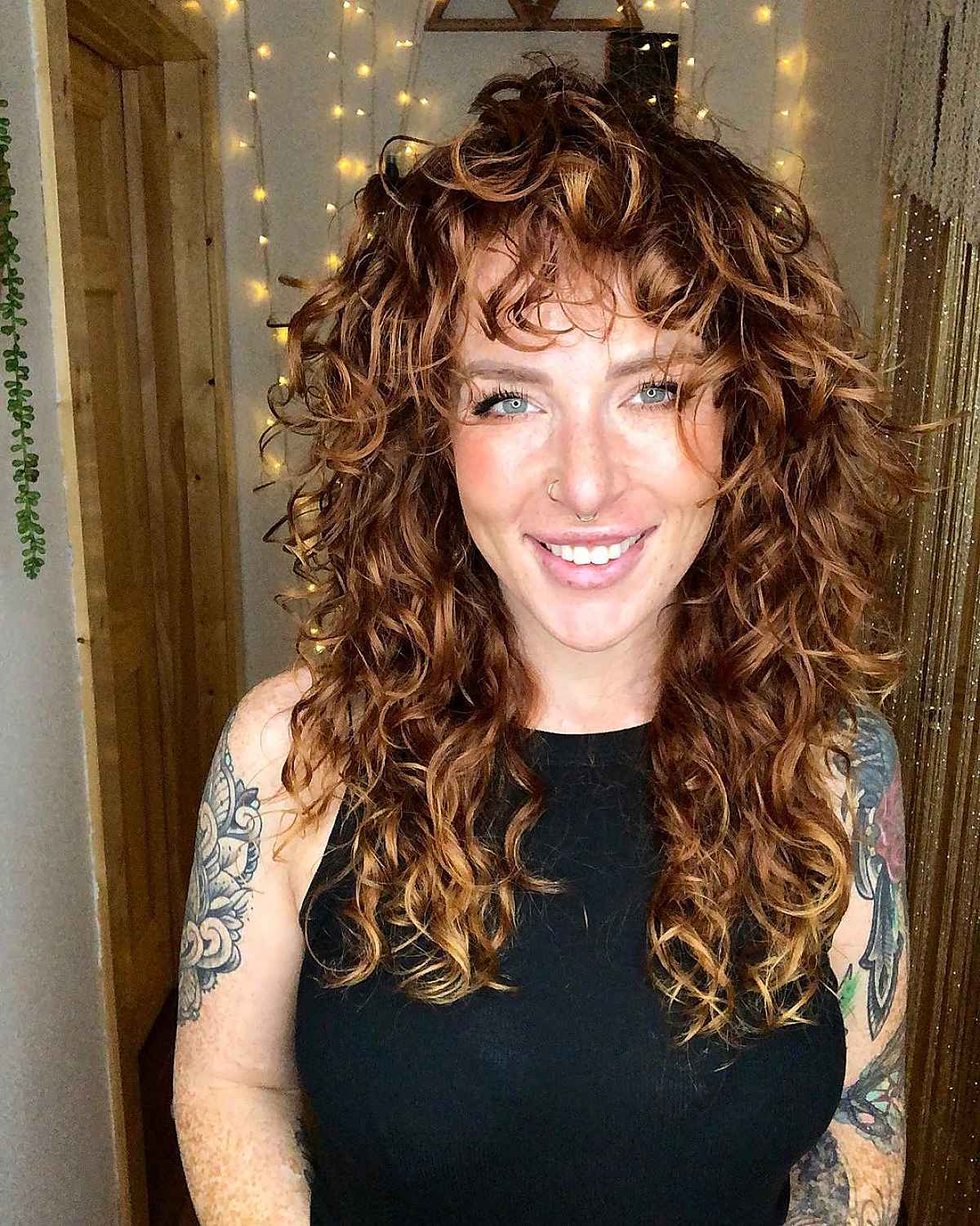 Coupe loup pour cheveux bouclés :style, couches et conseils d experts 