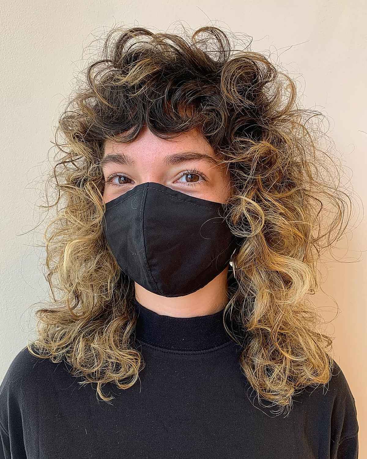 Coupe loup pour cheveux bouclés :style, couches et conseils d experts 