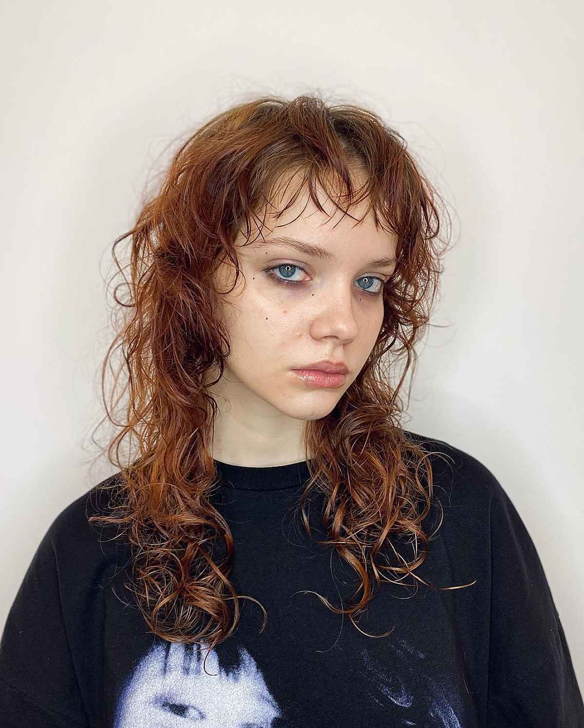 Coupe loup pour cheveux bouclés :style, couches et conseils d experts 