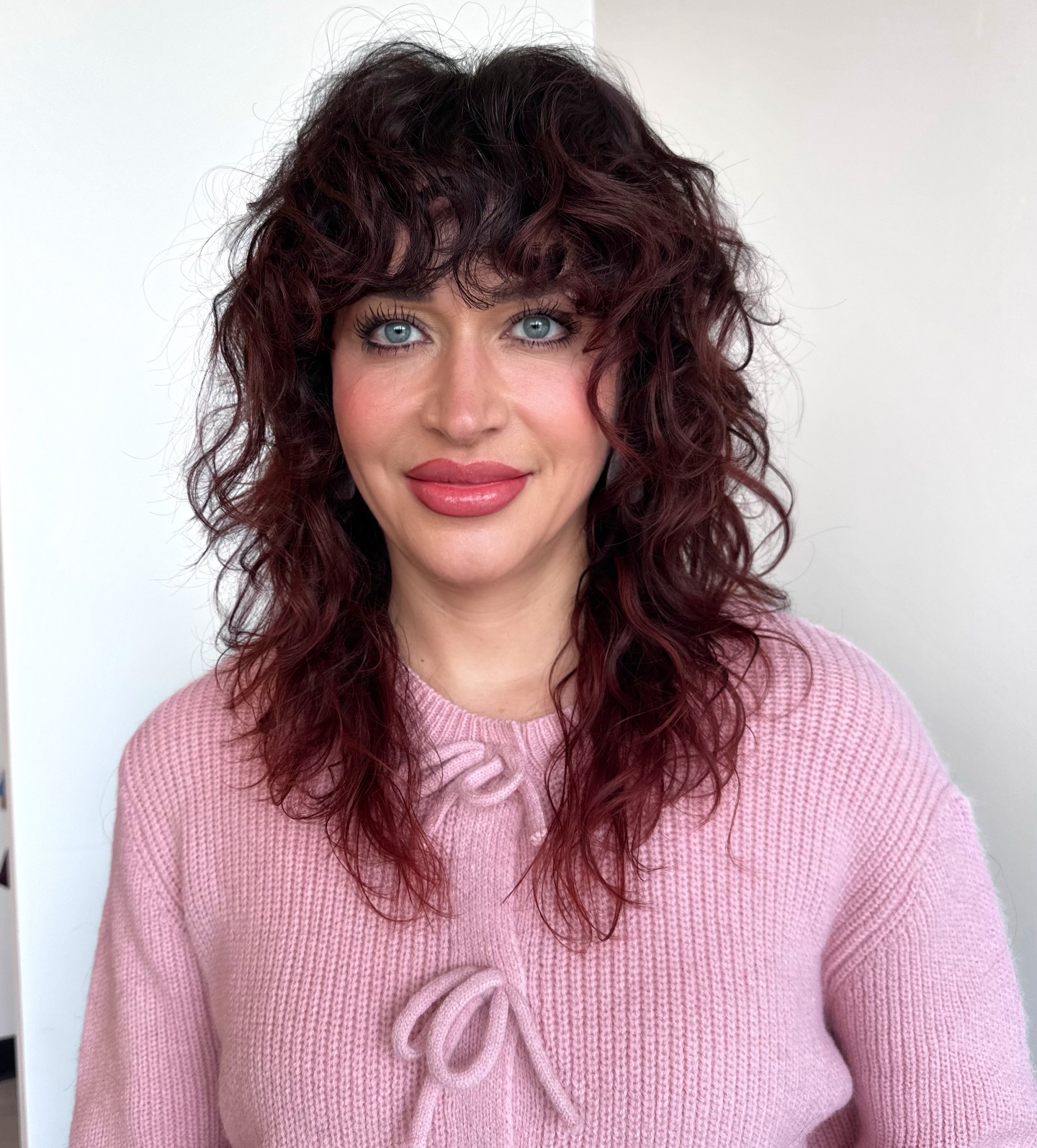 Coupes de cheveux bouclés Shag avec frange :tendances et conseils de style pour 2026 