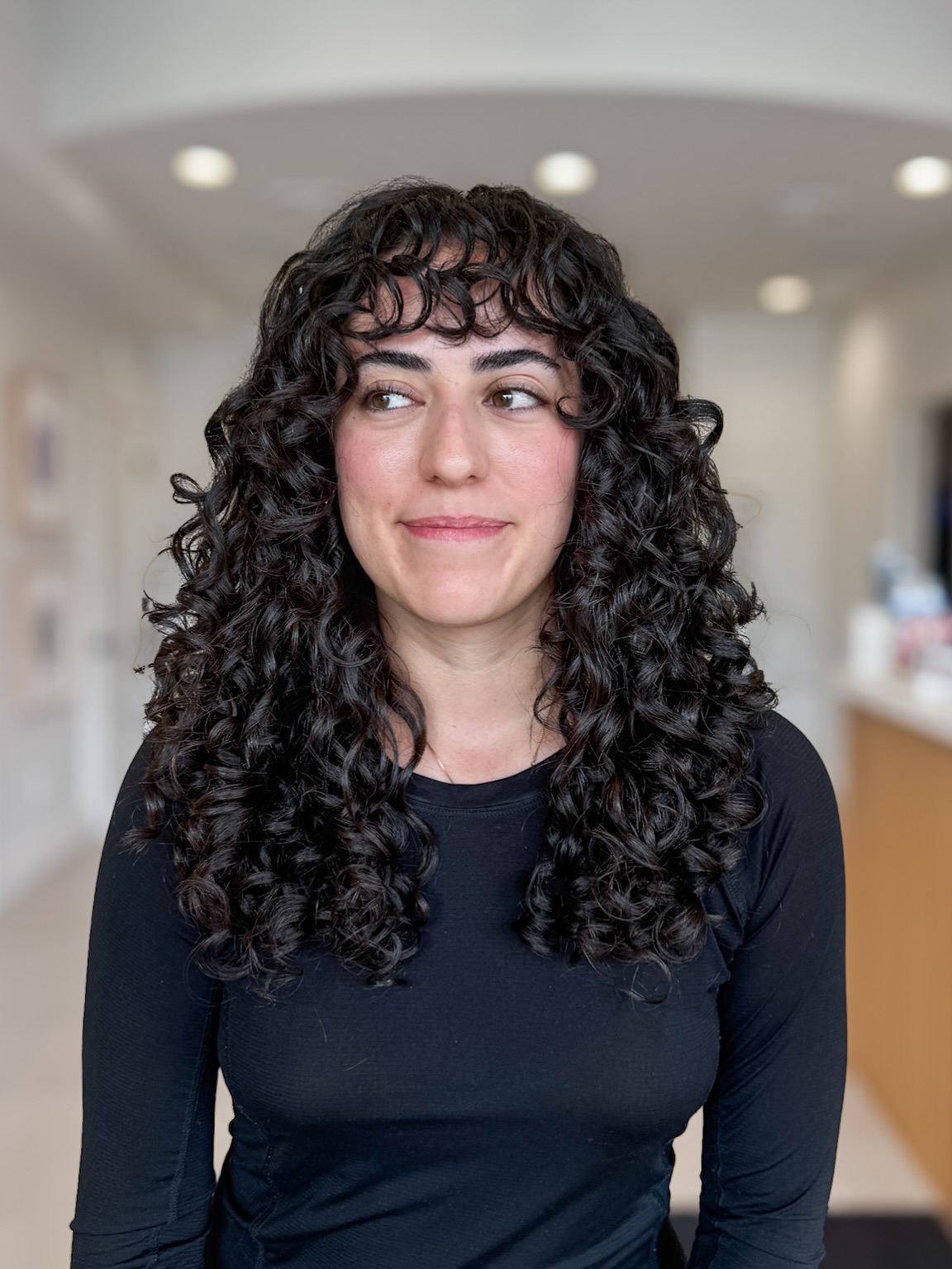 Coupes de cheveux bouclés Shag avec frange :tendances et conseils de style pour 2026 