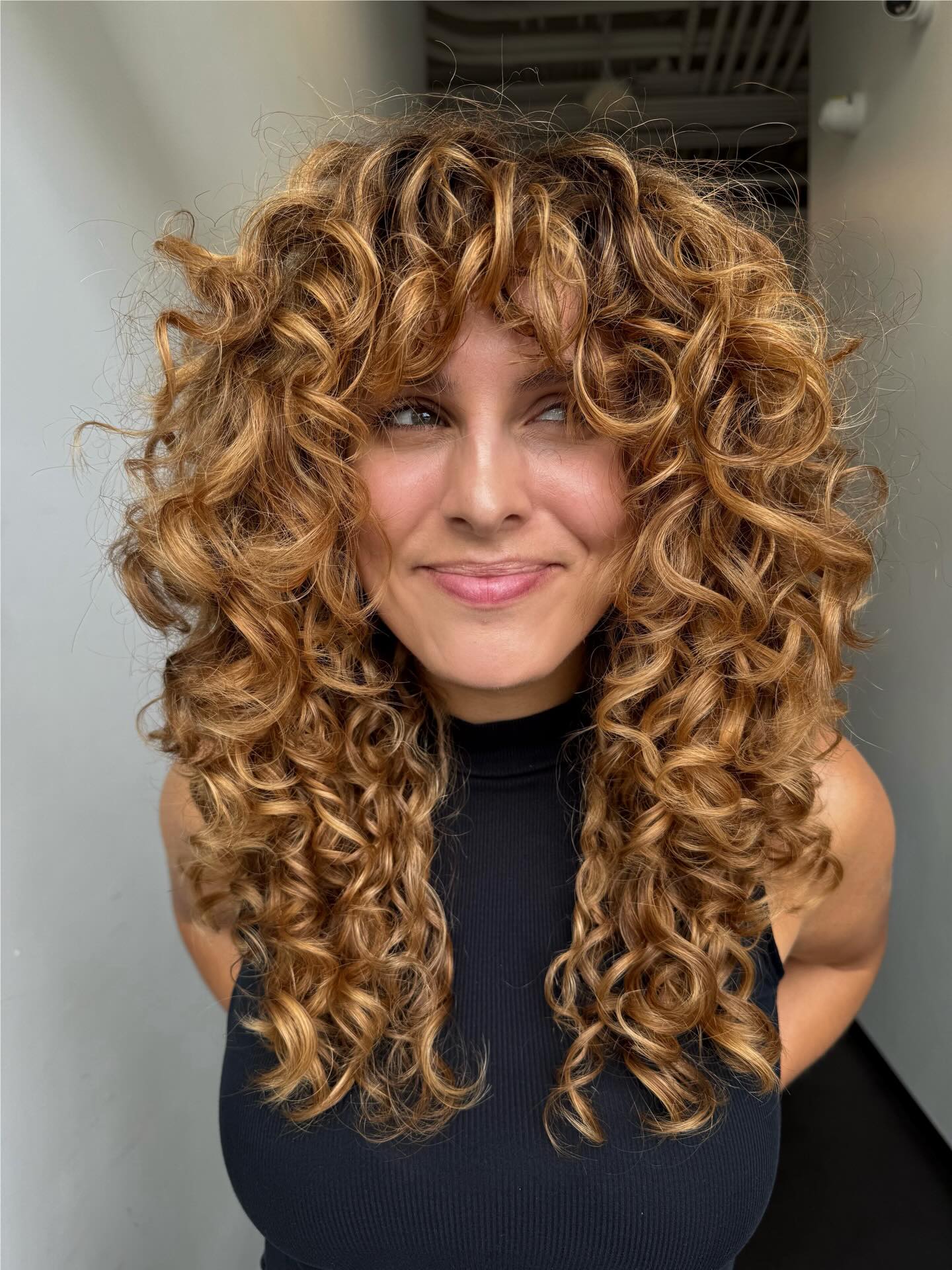 Coupes de cheveux bouclés Shag avec frange :tendances et conseils de style pour 2026 