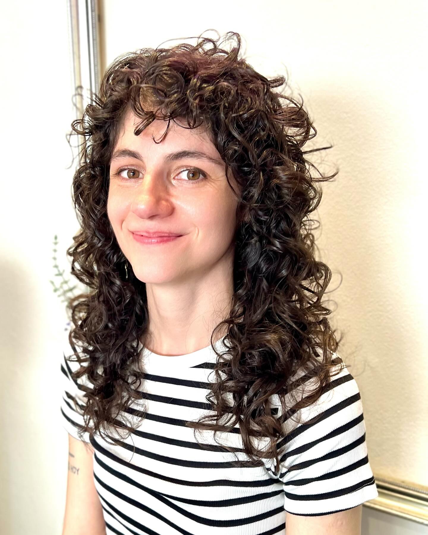 Coupes de cheveux bouclés Shag avec frange :tendances et conseils de style pour 2026 