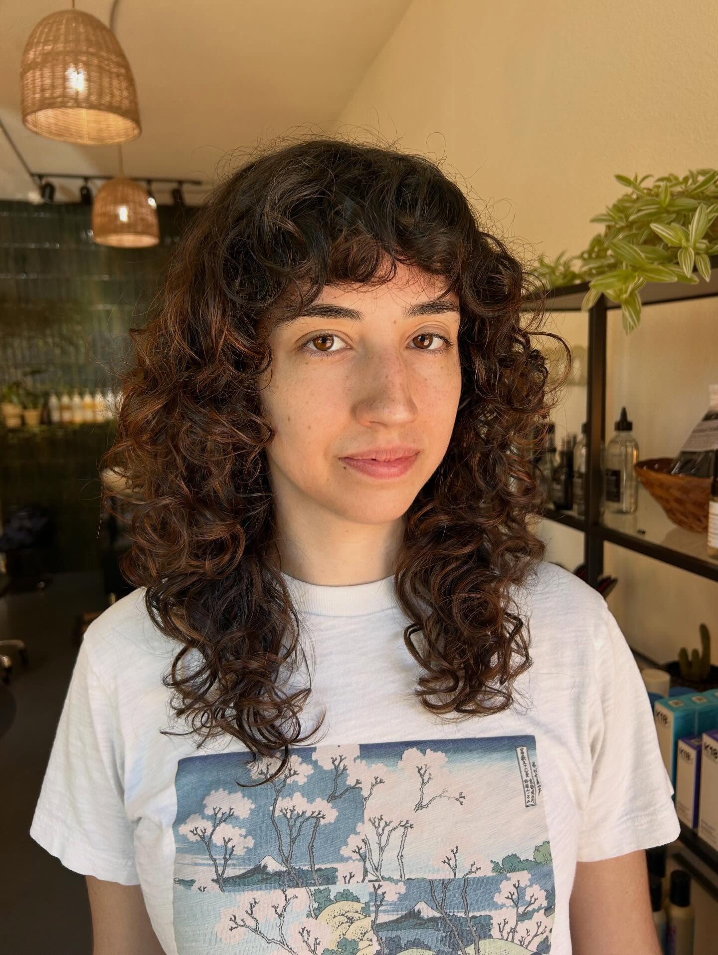 Coupes de cheveux bouclés Shag avec frange :tendances et conseils de style pour 2026 
