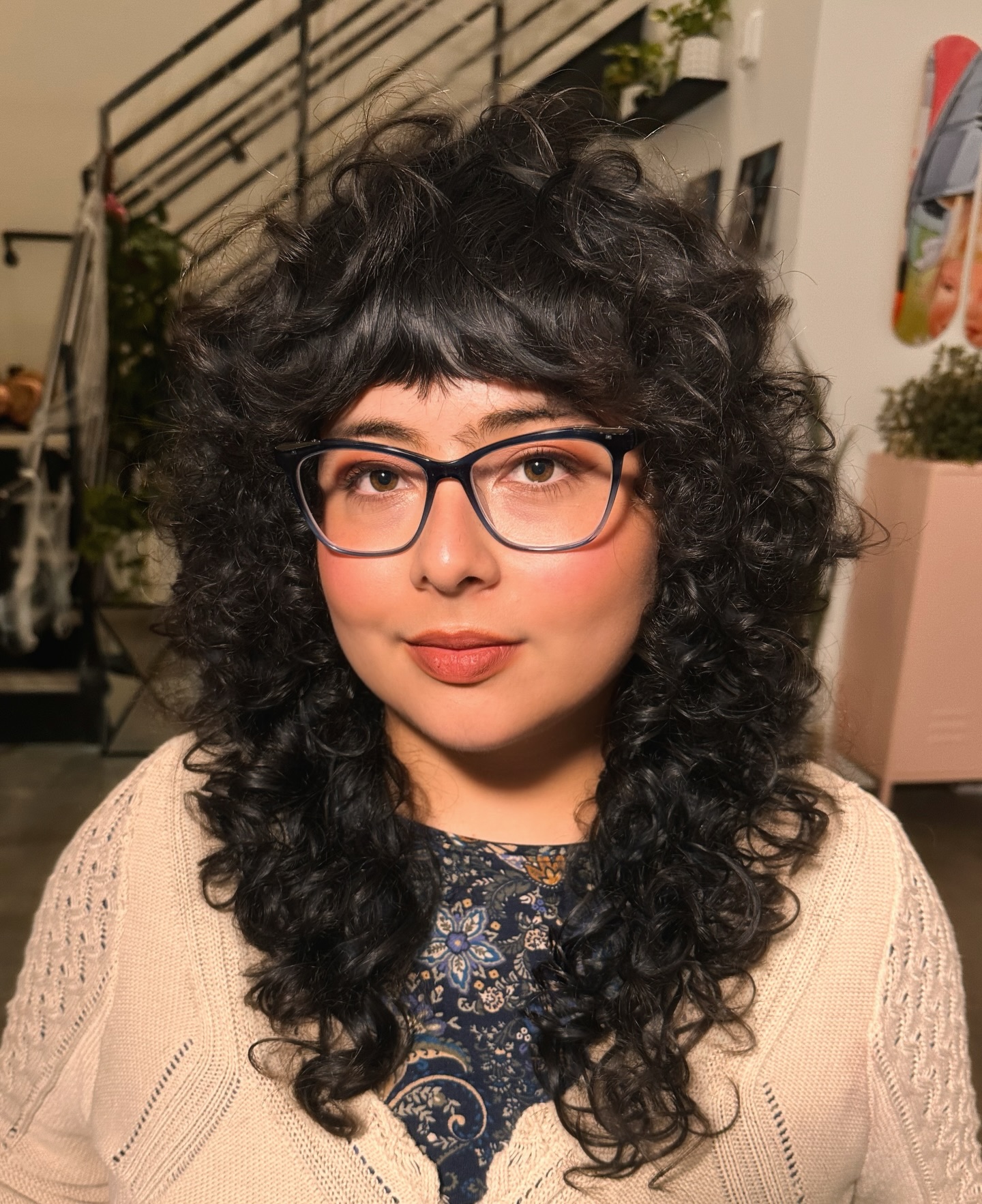 Coupes de cheveux bouclés Shag avec frange :tendances et conseils de style pour 2026 
