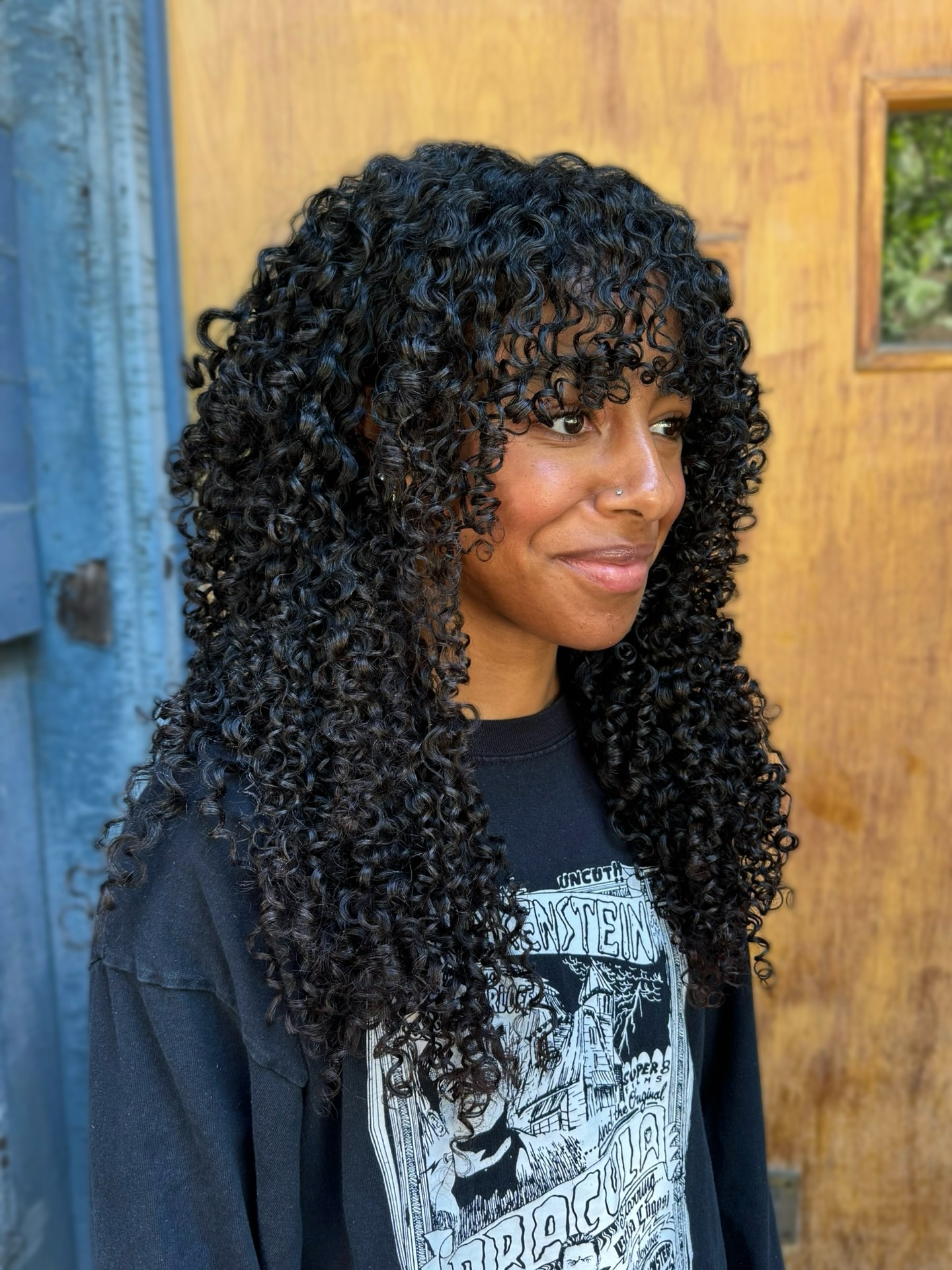 Coupes de cheveux bouclés Shag avec frange :tendances et conseils de style pour 2026 
