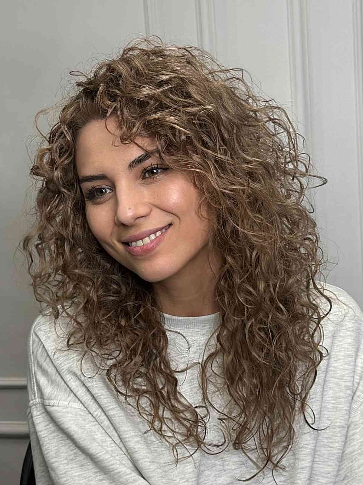 Styles de cheveux bouclés sans effort : 21+ idées pour 2026 