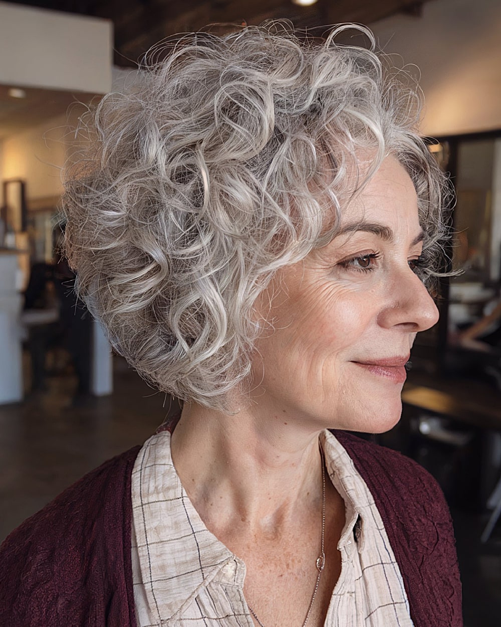 Meilleurs styles de Bob bouclés pour les femmes de plus de 50 ans en 2026