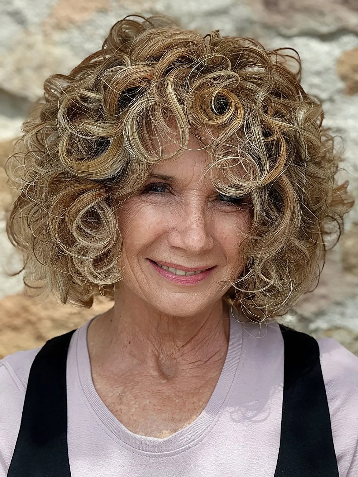 Meilleurs styles de Bob bouclés pour les femmes de plus de 50 ans en 2026