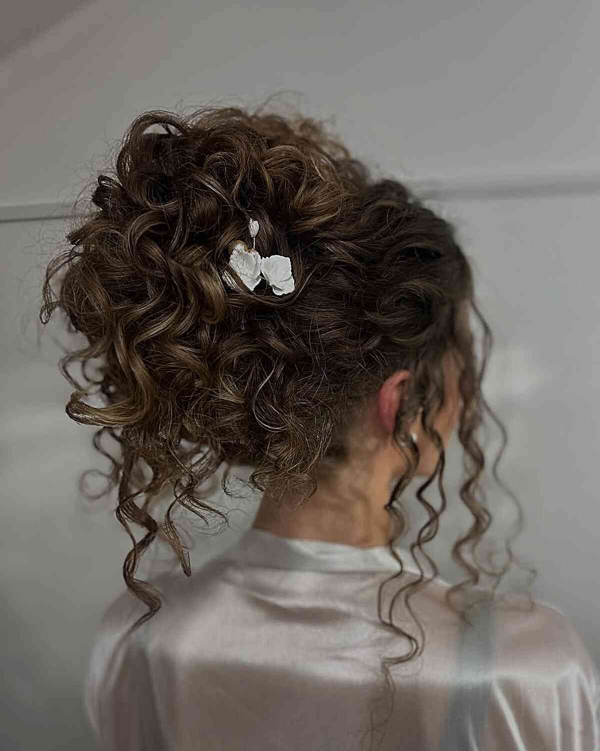Coiffures de demoiselle d honneur 2026 :17 looks de cheveux bouclés élégants