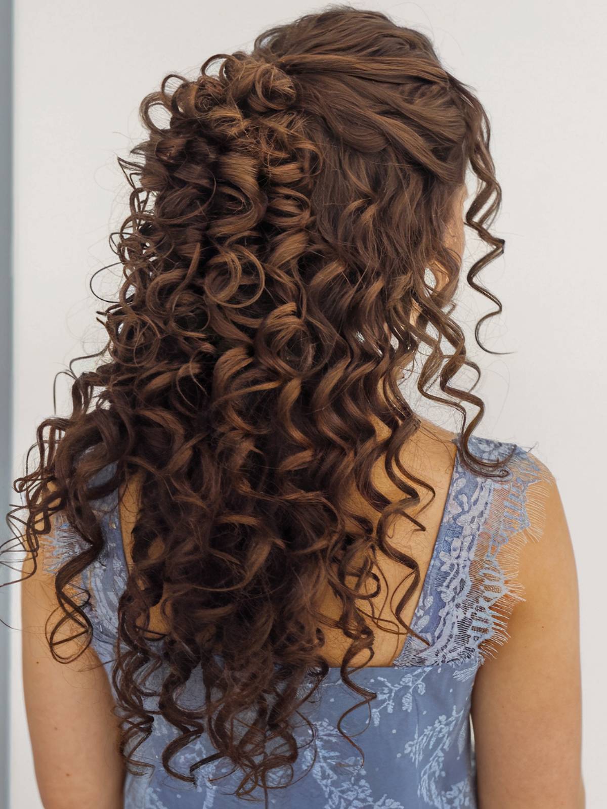 Coiffures de demoiselle d honneur 2026 :17 looks de cheveux bouclés élégants