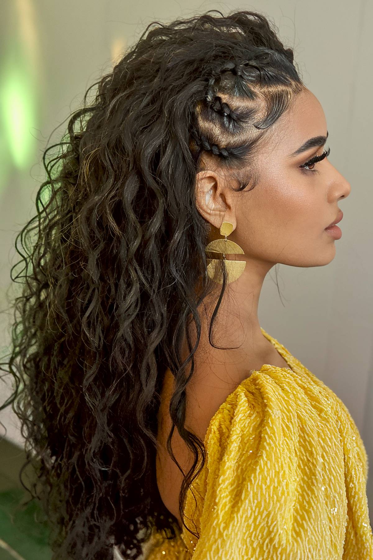 Coiffures de demoiselle d honneur 2026 :17 looks de cheveux bouclés élégants