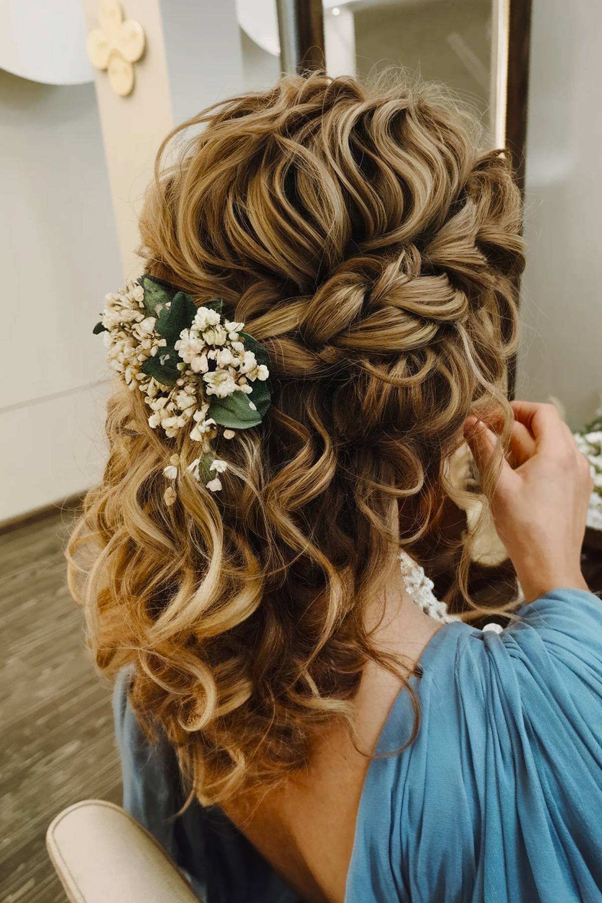 Coiffures de demoiselle d honneur 2026 :17 looks de cheveux bouclés élégants