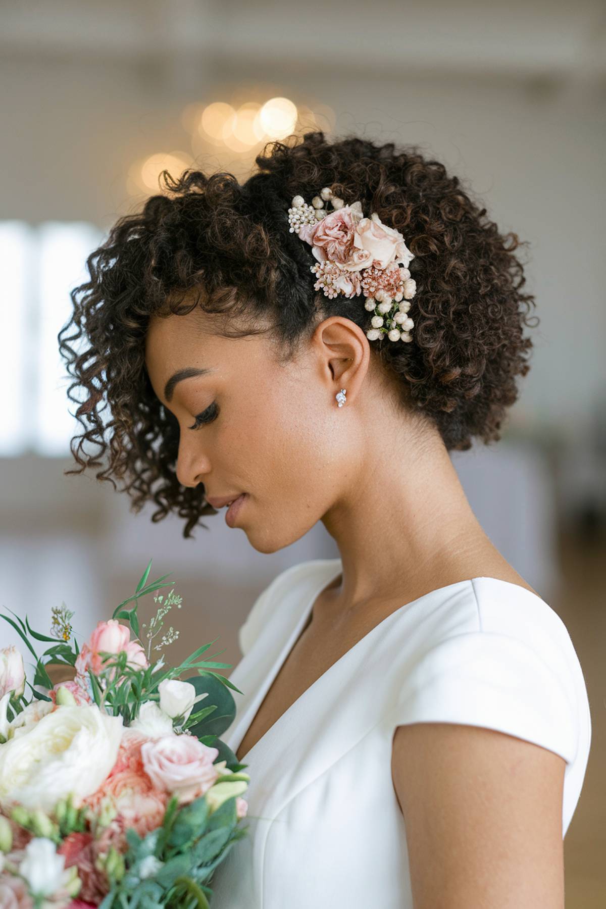 Coiffures de demoiselle d honneur 2026 :17 looks de cheveux bouclés élégants