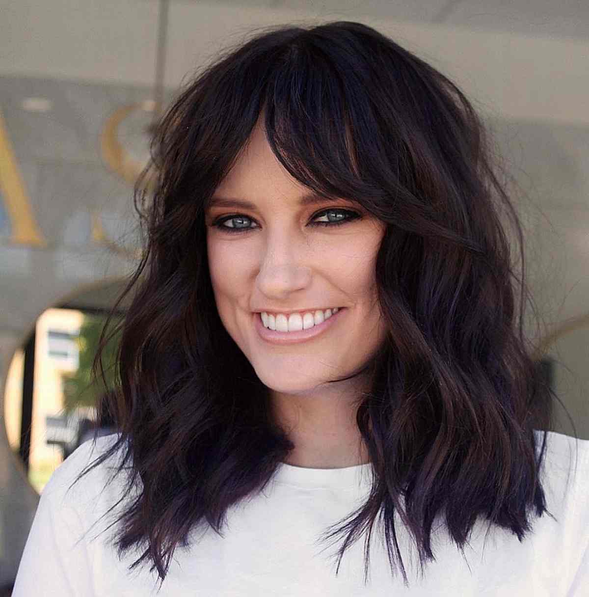 Franges de rideaux et cheveux ondulés :29 idées de coiffure et conseils d experts