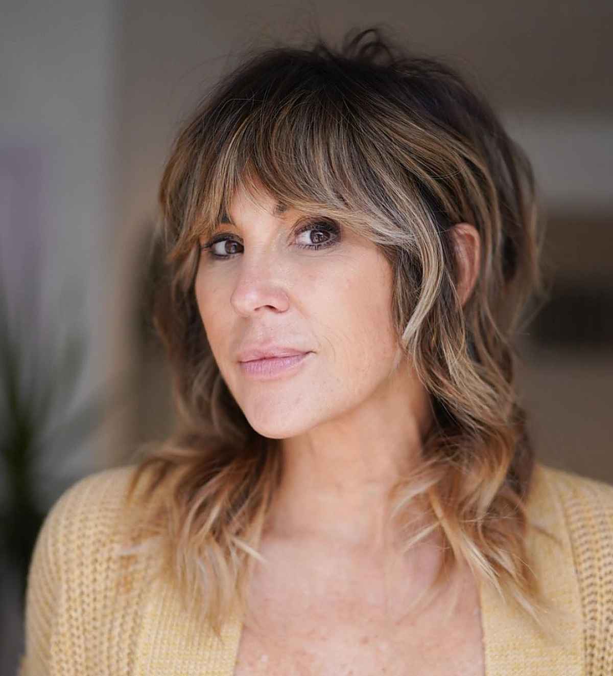 Franges de rideaux et cheveux ondulés :29 idées de coiffure et conseils d experts